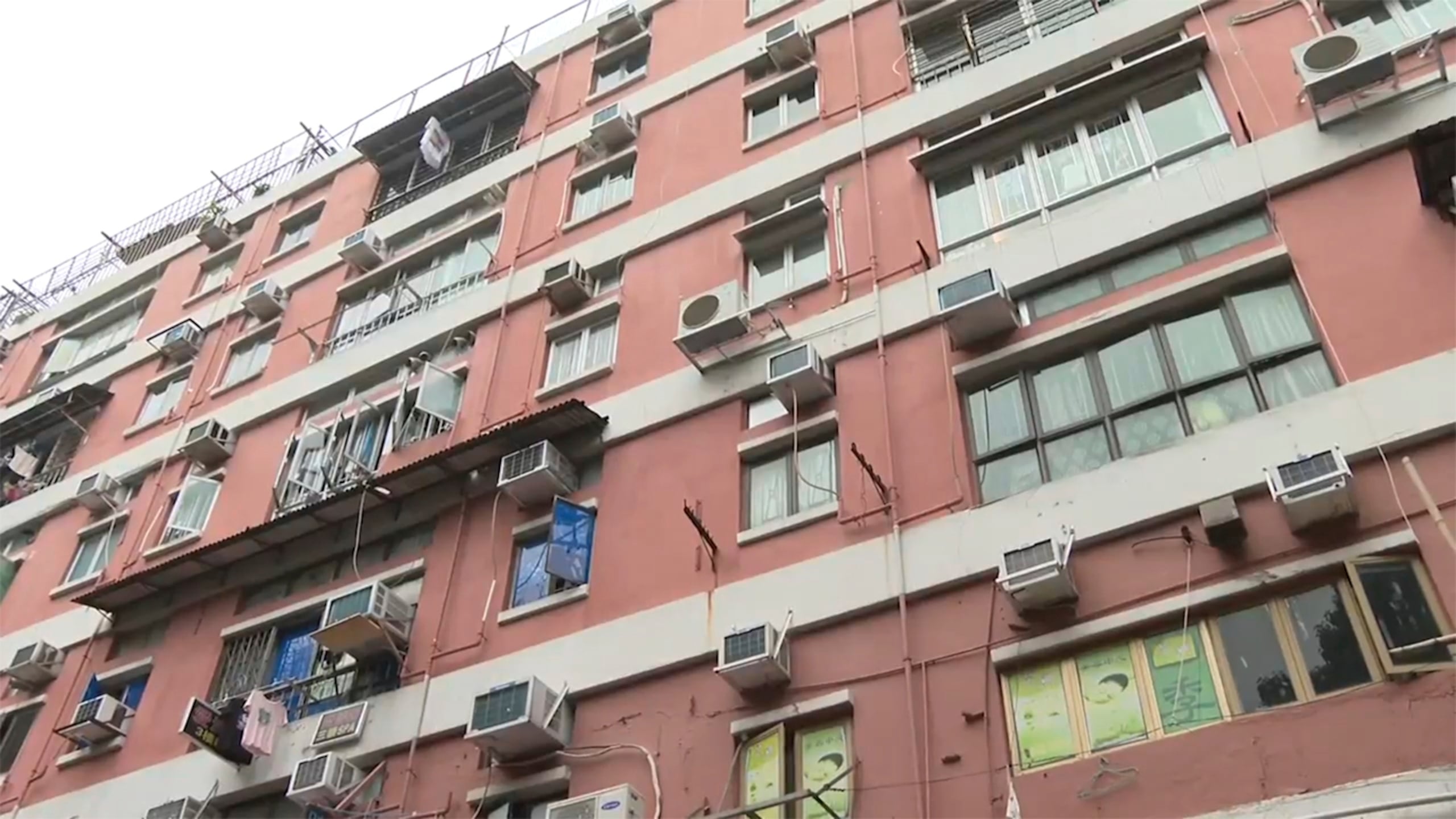 Un hombre y una mujer, que se cree que son los padres, han sido detenidos.