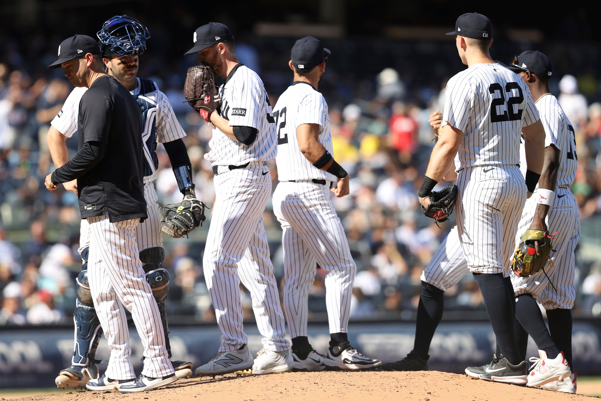 Los jugadores de los Yankees se reúnen durante un cambio de lanzadores en la novena entrada. (AP Photo/Pamela Smith)