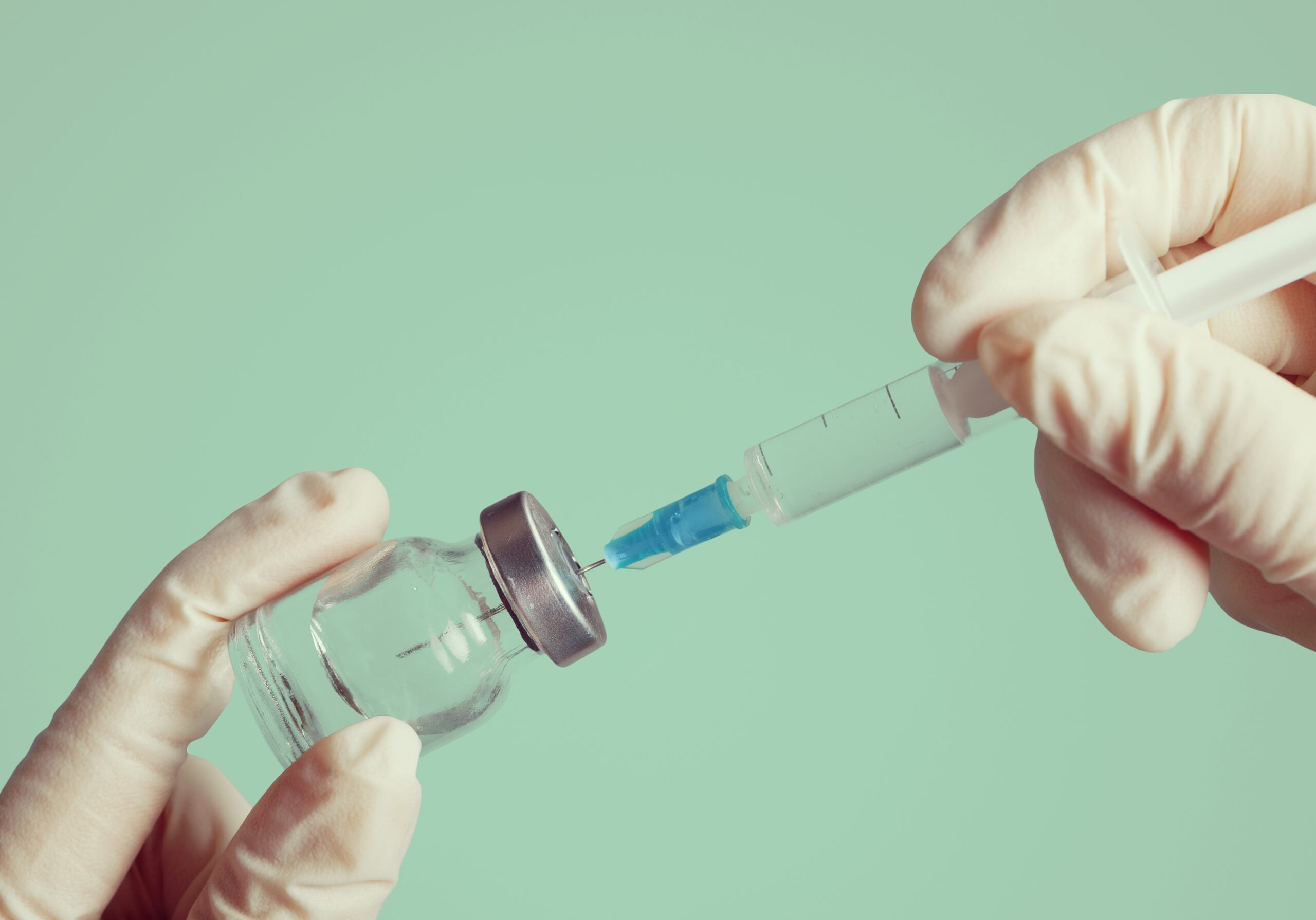 Se destacó que estas vacunas actualizadas, "cumplen con los rigurosos estándares científicos de la agencia en materia de seguridad, eficacia y calidad de fabricación".