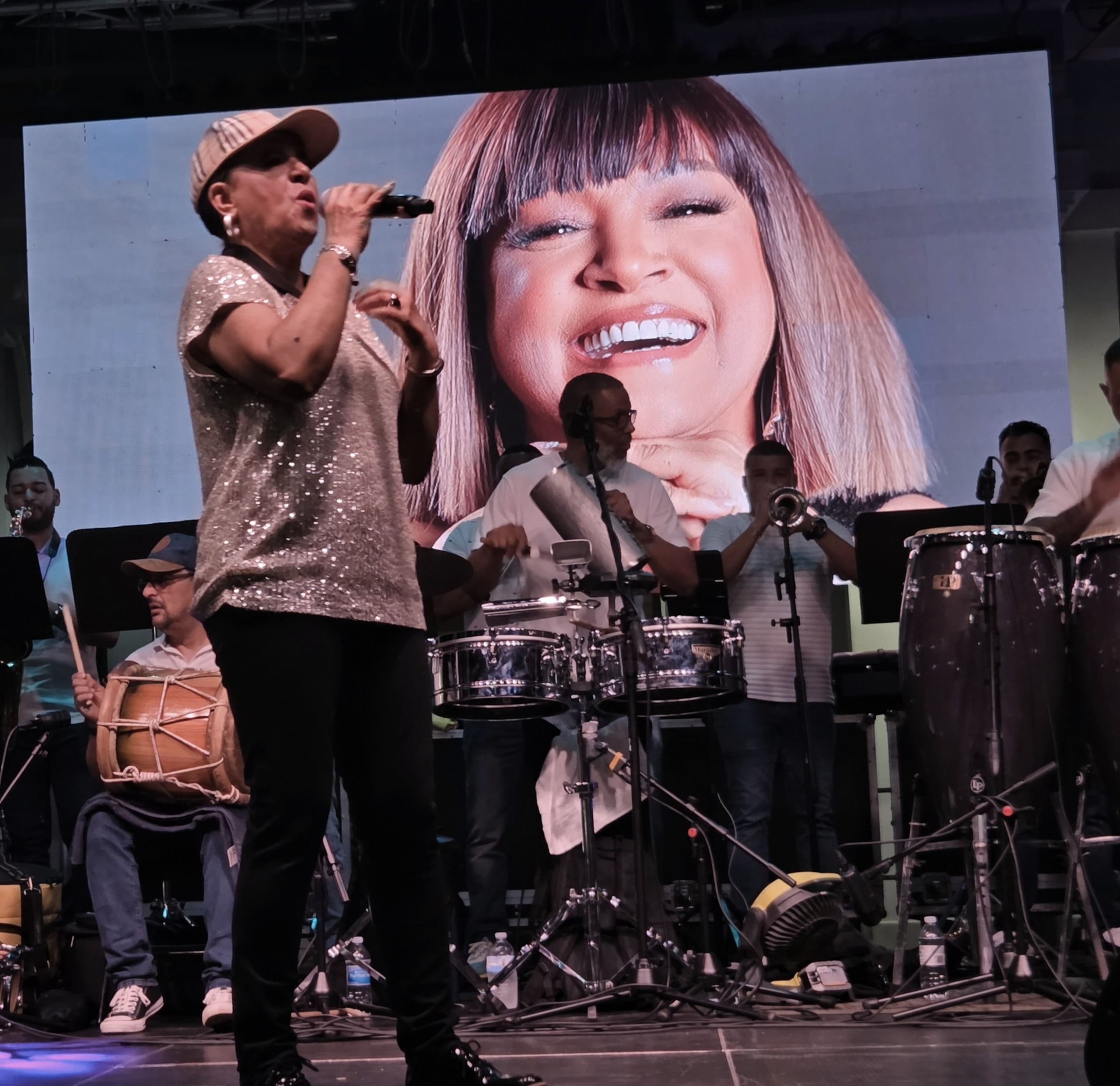 La "Reina del Merengue" presentó sus mayores éxitos y un tributo a Celia Cruz en la plaza Cristóbal Colón de Guayama.