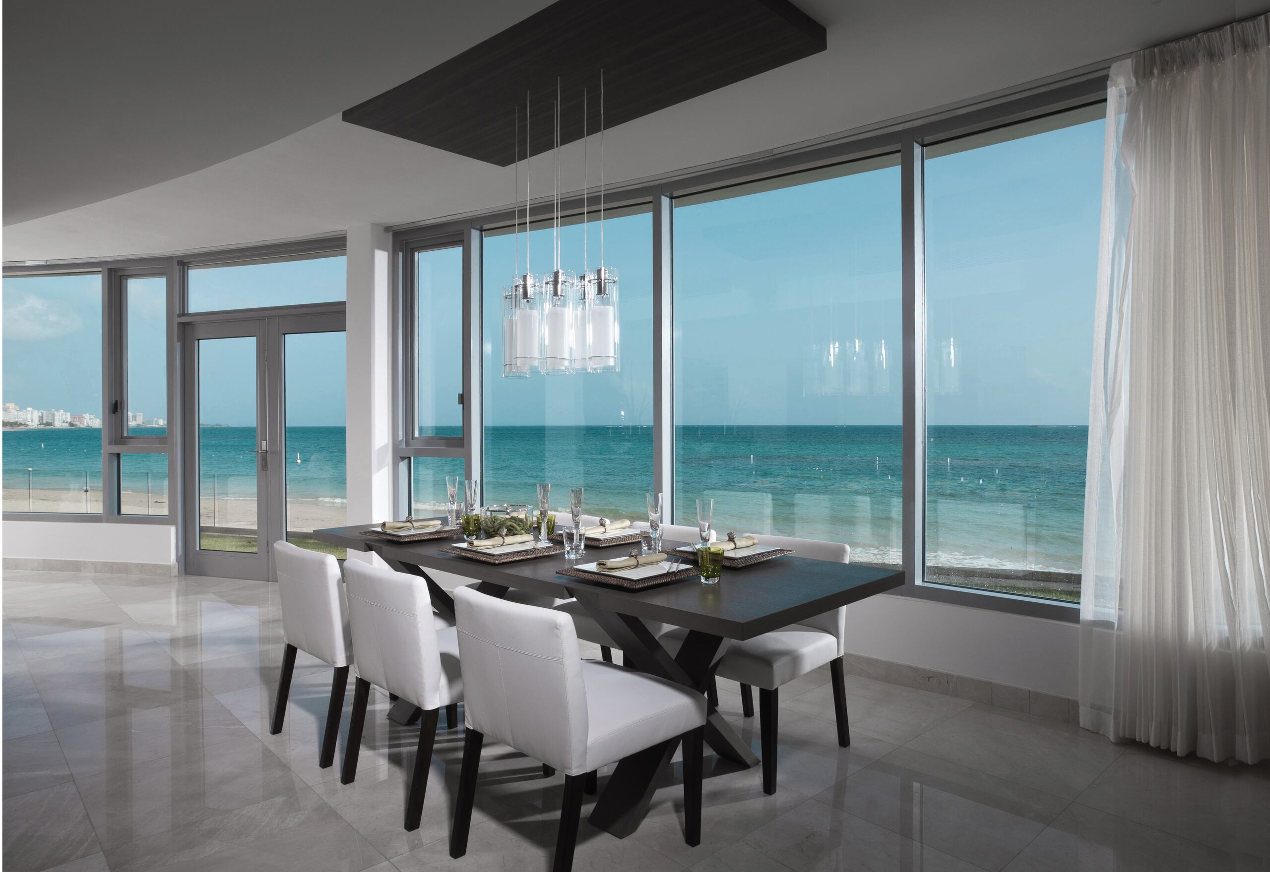 Air Master Windows and Doors tiene tres showrooms ubicados en San Juan, Bayamón y Barceloneta, donde puedes recibir mayor orientación para tu compra