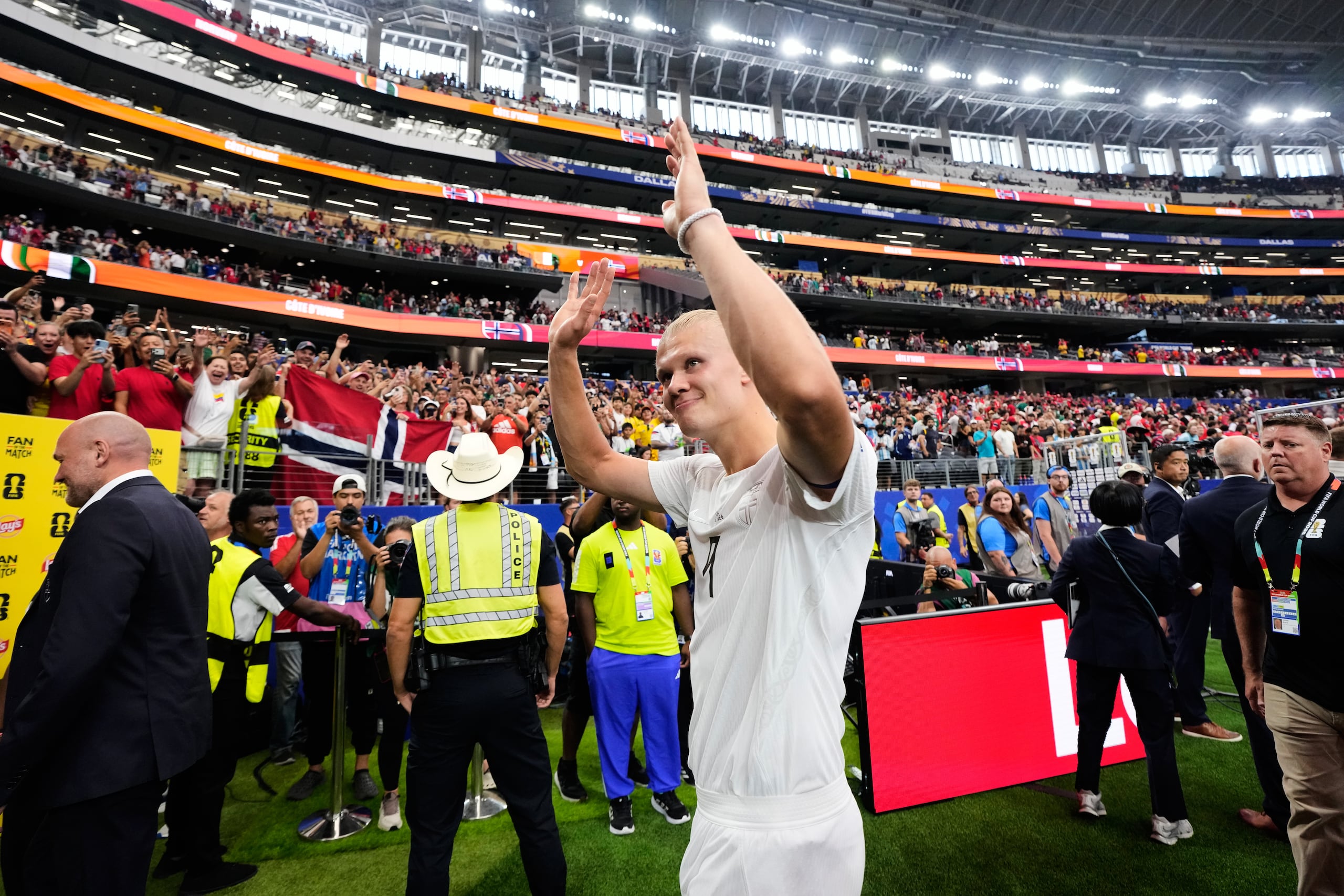 Erling Haaland se despide del público tras una victoria de Noruega en el Mundial.