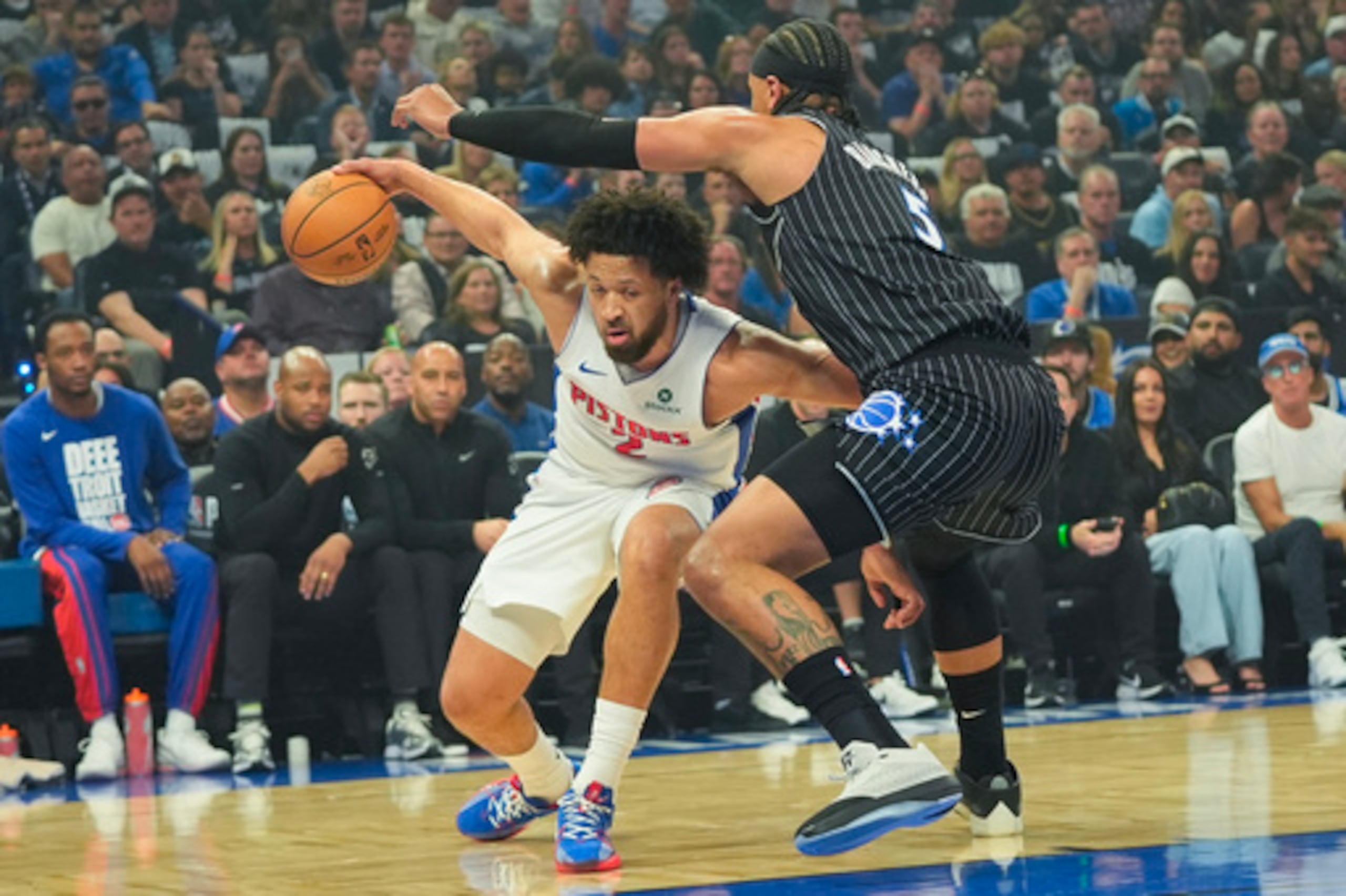 El escolta de los Detroit Pistons Cade Cunningham, a la izquierda, se esfuerza por superar al alero de los Orlando Magic Paolo Banchero, a la derecha, durante la primera mitad del sexto partido de la primera ronda de los playoffs de baloncesto de la NBA, el viernes 1 de mayo de 2026, en Orlando, Florida (AP Photo/John Raoux).