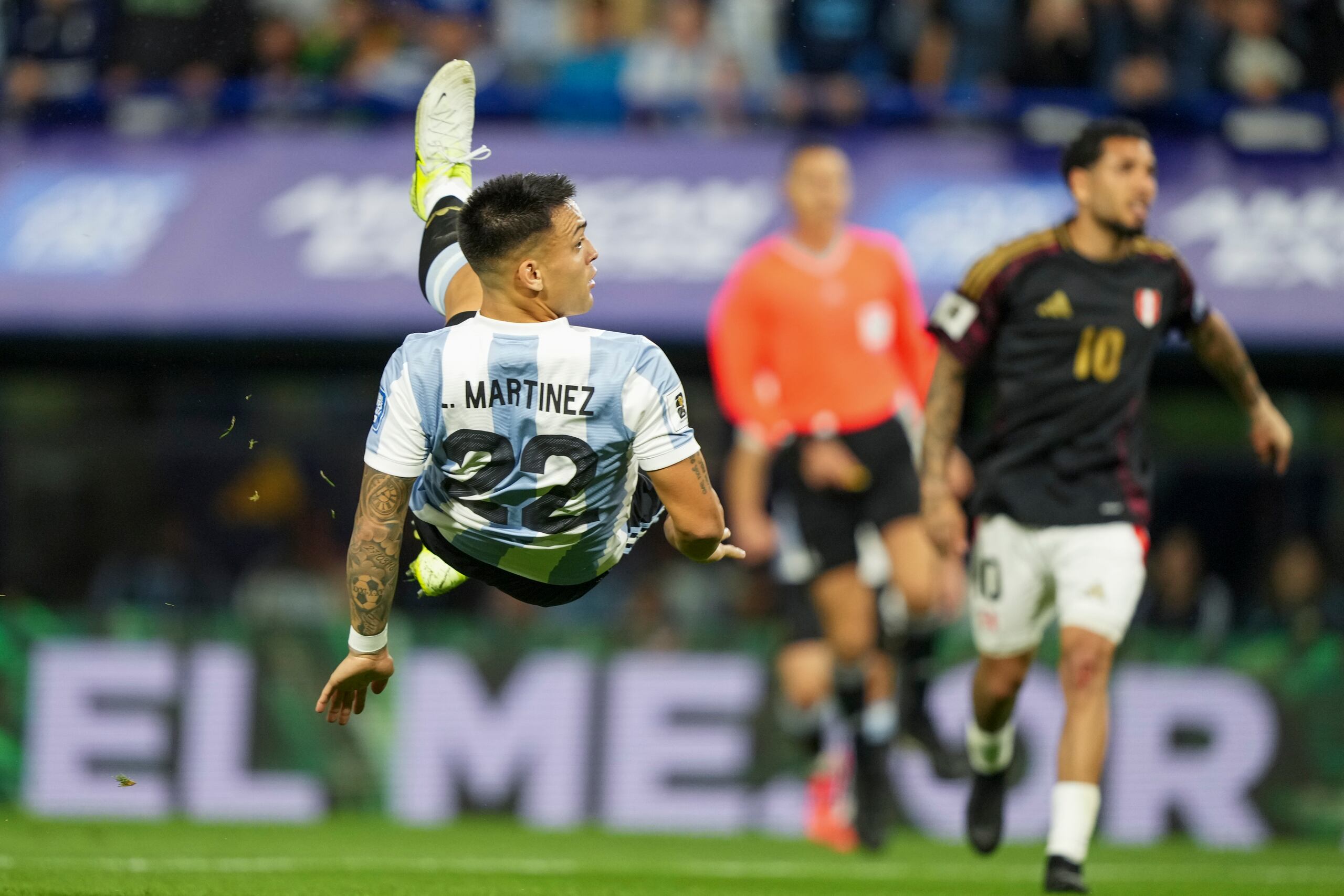 El delantero, Lautaro Martínez, anota para Argentina contra Perú por las eliminatorias  para el Mundial de 2026 en el estadio La Bombonera de Buenos Aires, Argentina, martes 19 de noviembre, 2024. (AP Foto/Natacha Pisarenko)