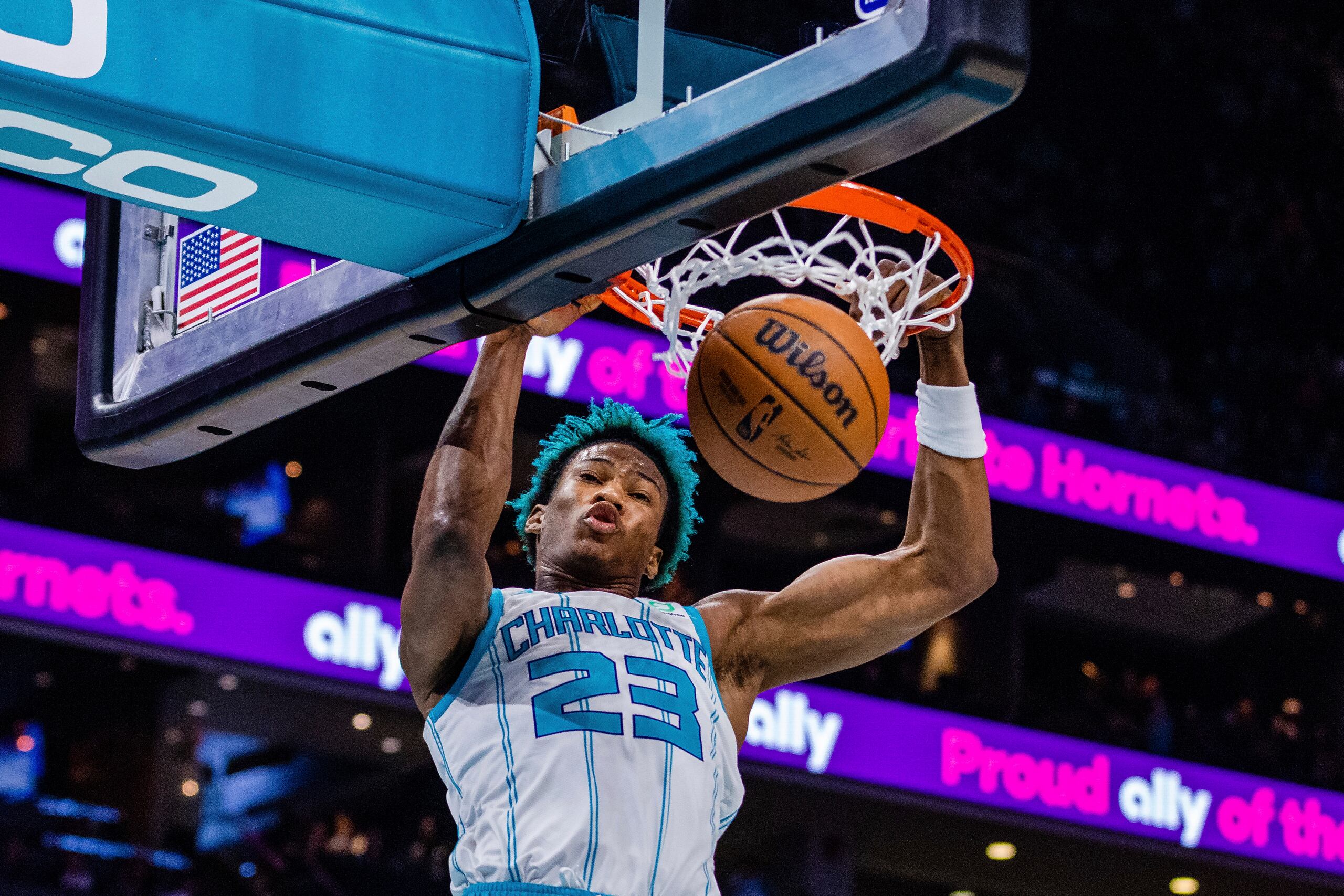 Kai Jones, alero de los Hornets de Charlotte, realiza una clavada durante el encuentro ante el Magic de Orlando, el 3 de marzo de 2023.
