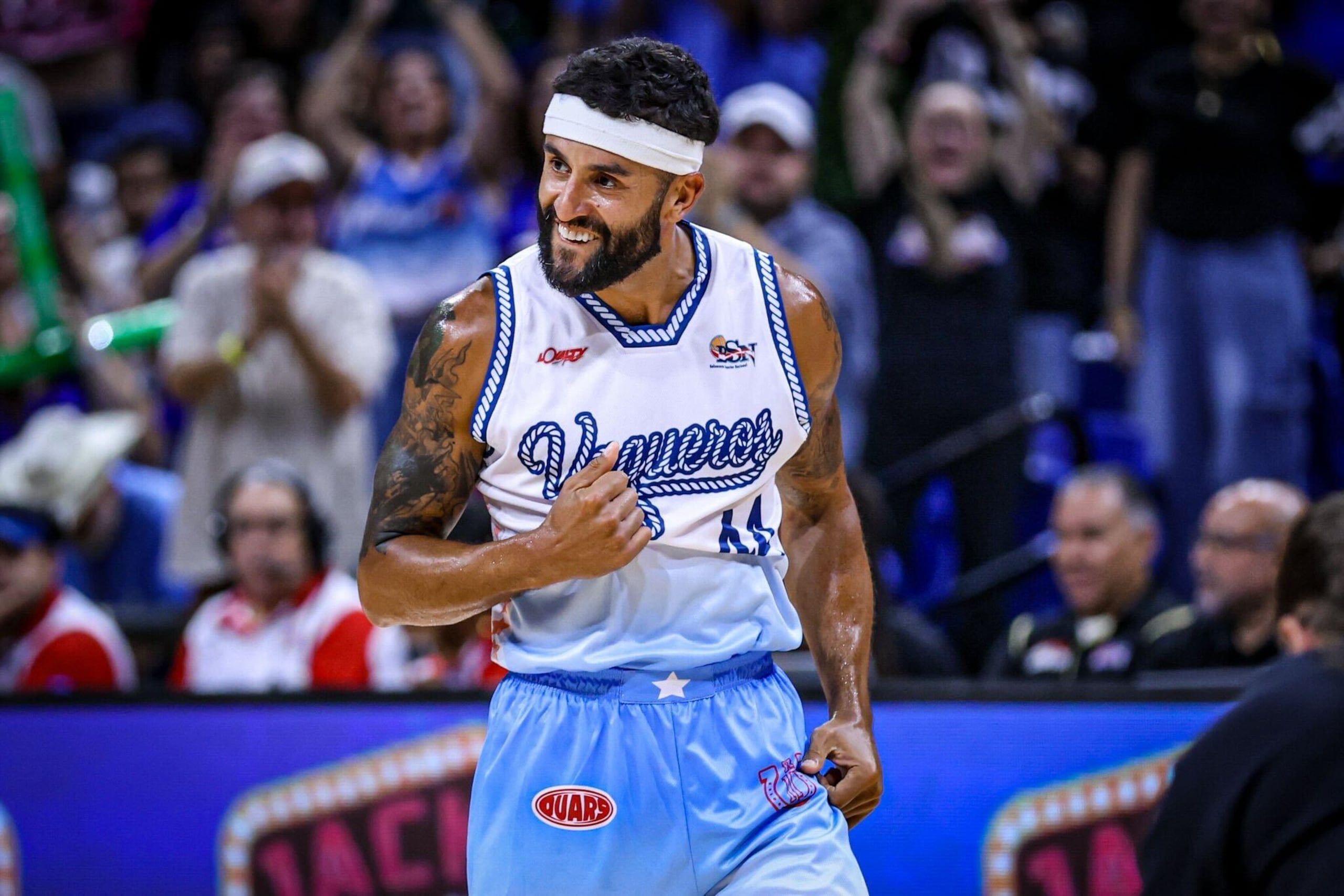 Javier Mojica, escolta de los Vaqueros de Bayamón, celebra el triple con el que se colocó entre los mejores cinco anotadores de tres puntos en la historia del BSN.