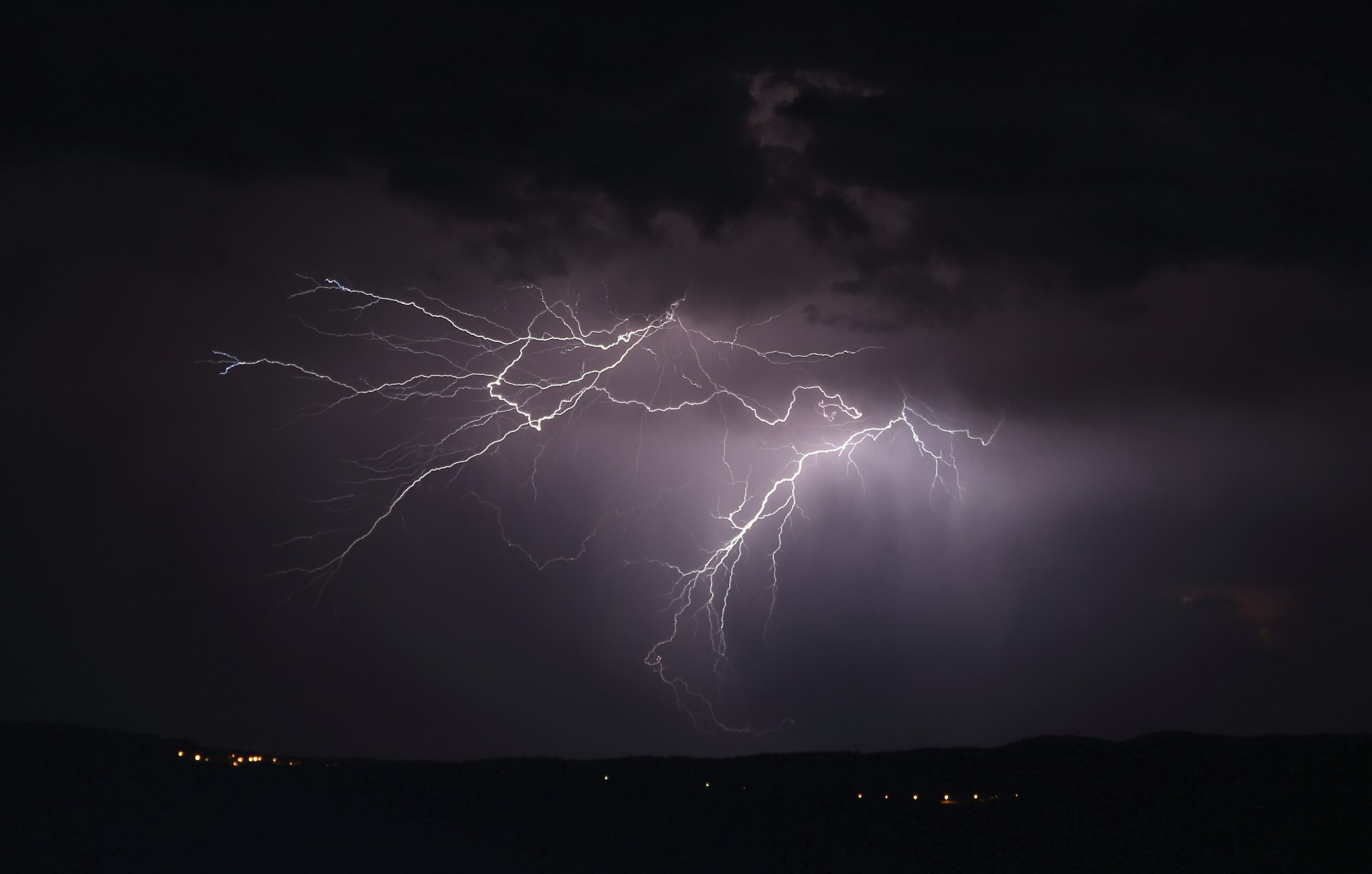 El experto recomendó resguardarse en los edificios más cercanos que encuentre si considera que se avecinan tormentas.