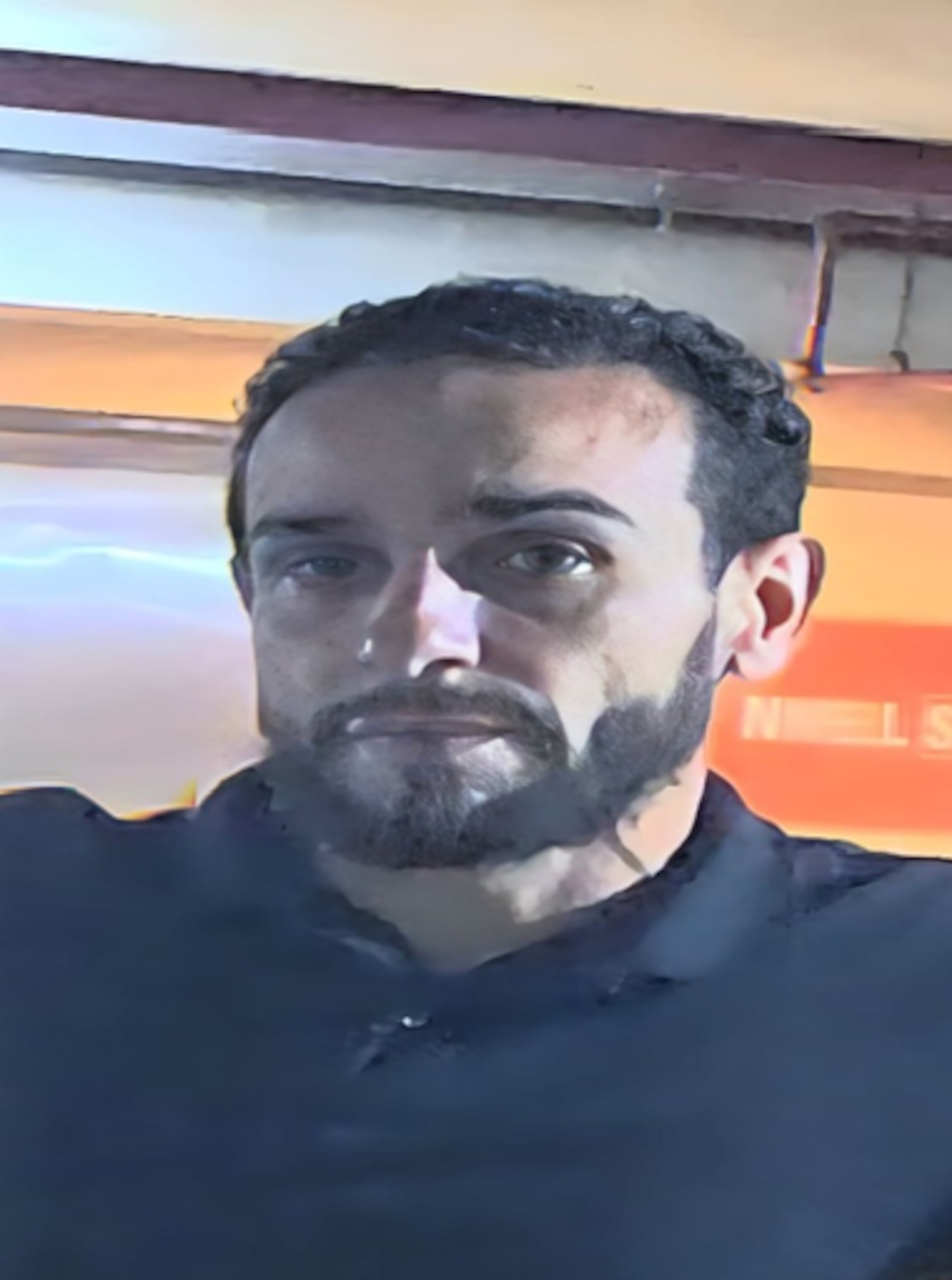 De acuerdo con el querellante, el 3 de noviembre, fue lo agredido por el sospechoso que lo despojó de un reloj y de un llavero.