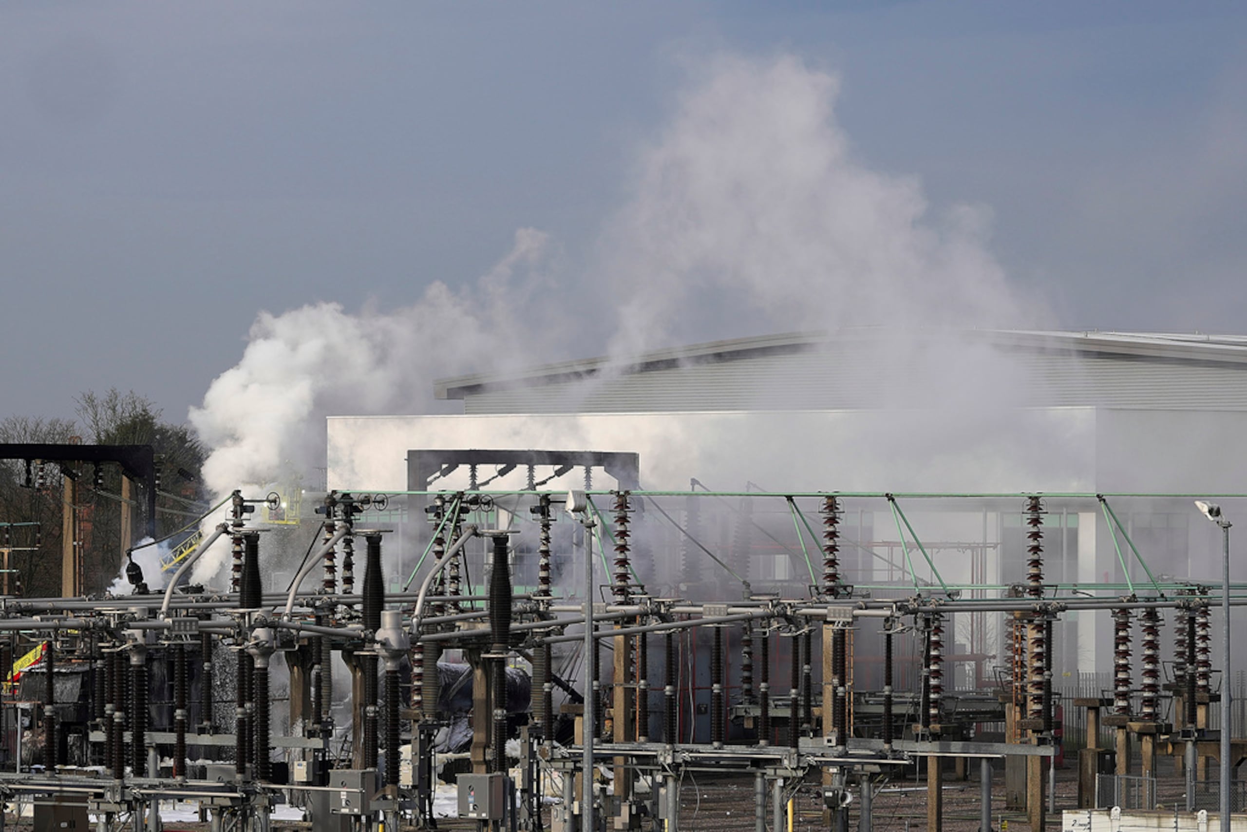 Bomberos extinguen un incendio en la subestación eléctrica de North Hyde, que se incendió en la víspera y provocó el cierre del aeropuerto de Heathrow en Londres, el 21 de marzo de 2025.