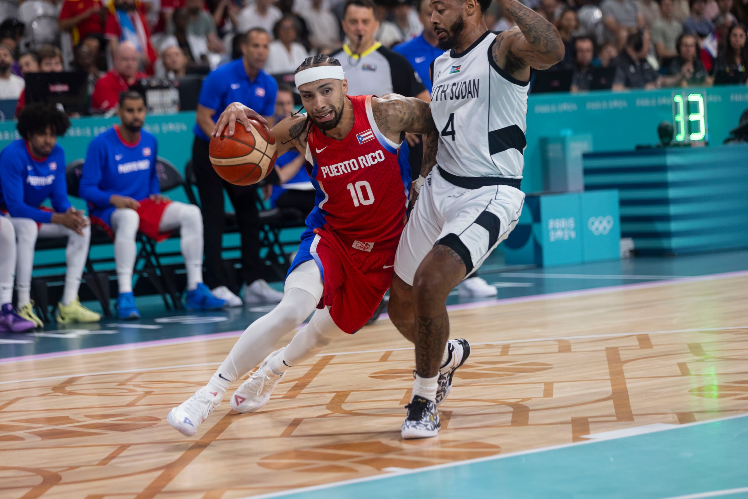 José Alvarado intenta penetrar ante la asfixiante defensa de un jugador de Sudán del Sur.