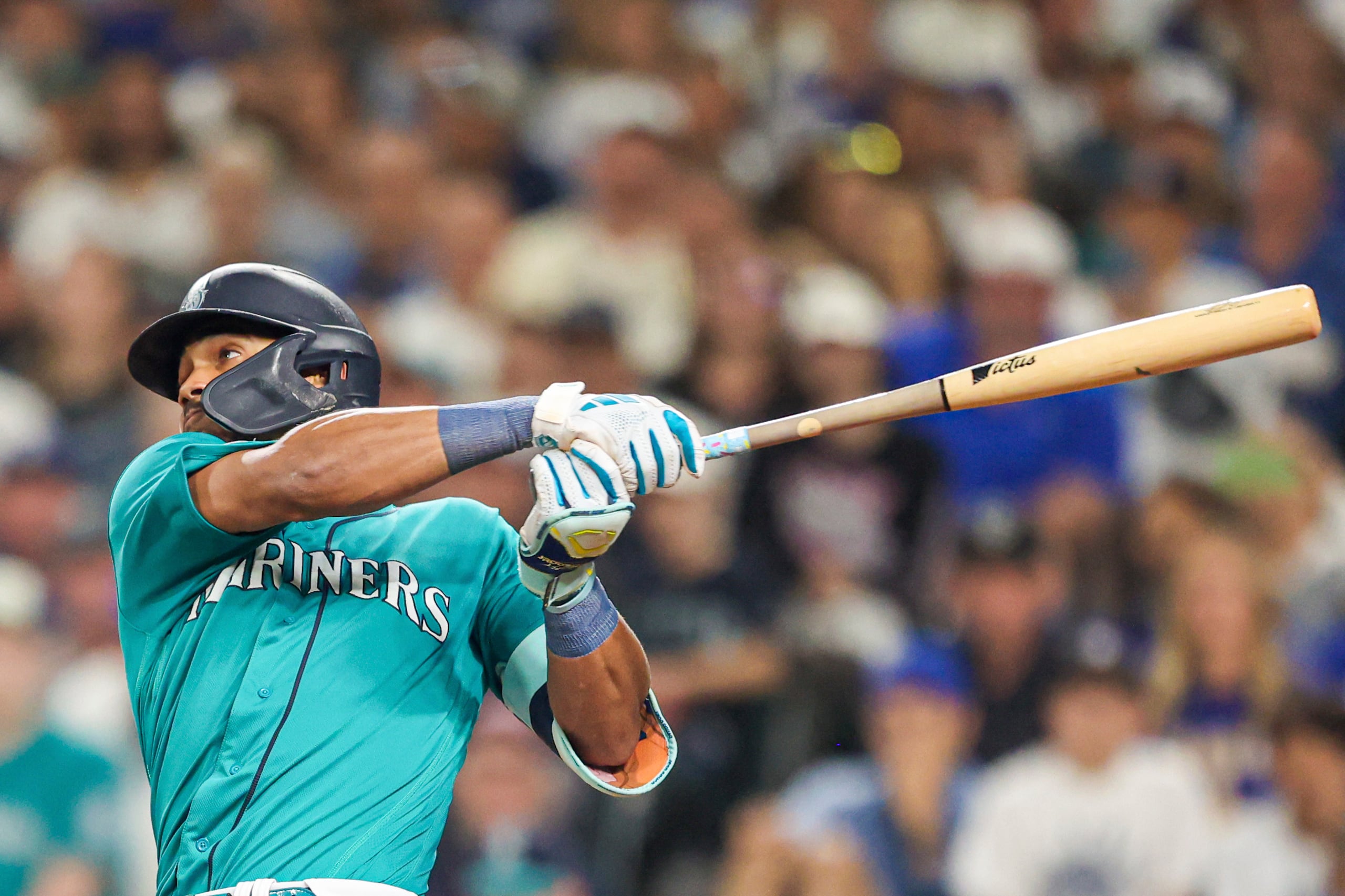 El dominicano Julio Rodriguez, de los Mariners de Seattle, en un turno al bate contra los Dodgers de Los Ángeles.