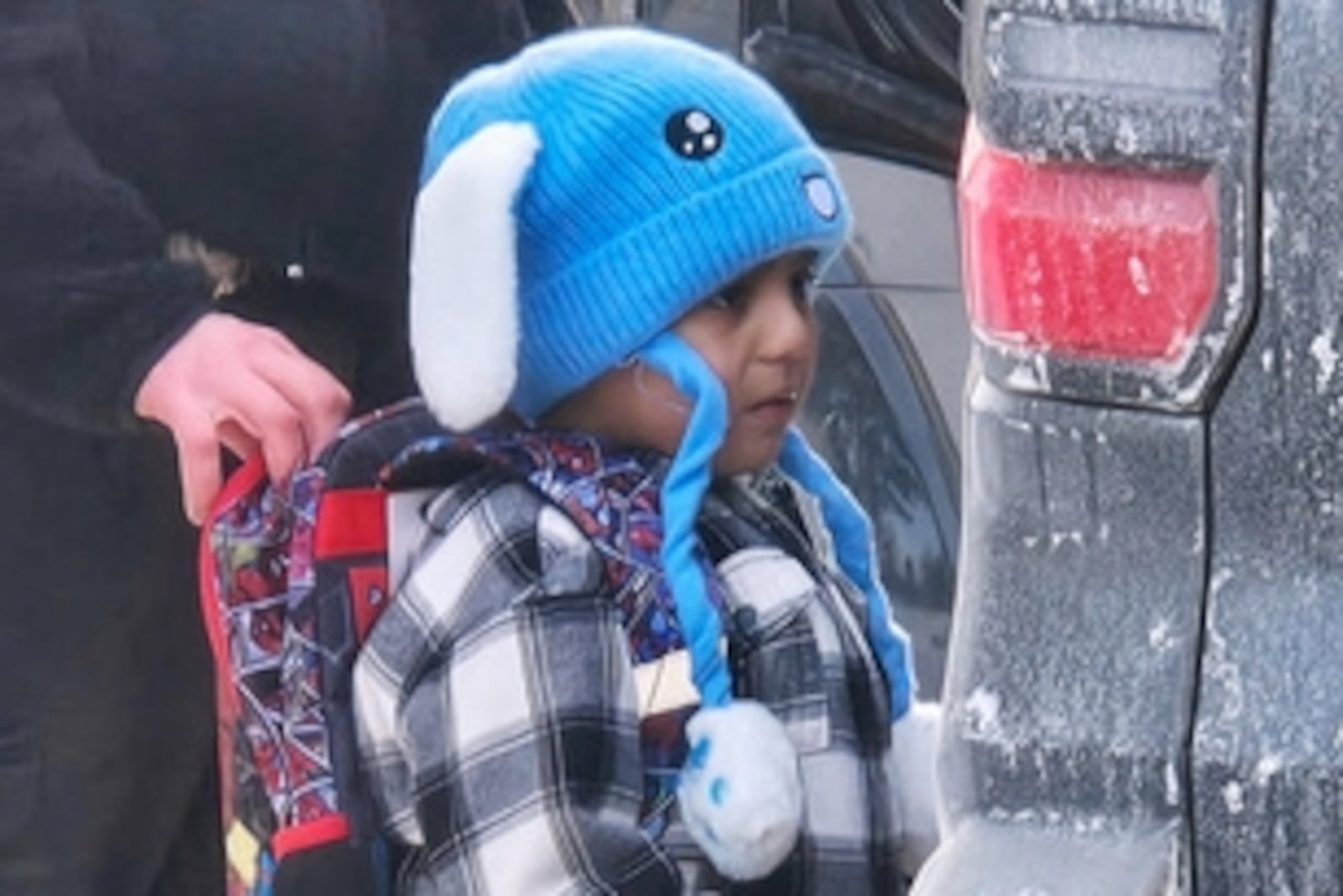 Liam Conejo Ramos, de 5 años, es detenido por agentes de Inmigración y Control de Aduanas tras volver a su casa al salir del preescolar, el martes 20 de enero de 2026, en un suburbio de Minneapolis. (Ali Daniels vía AP)