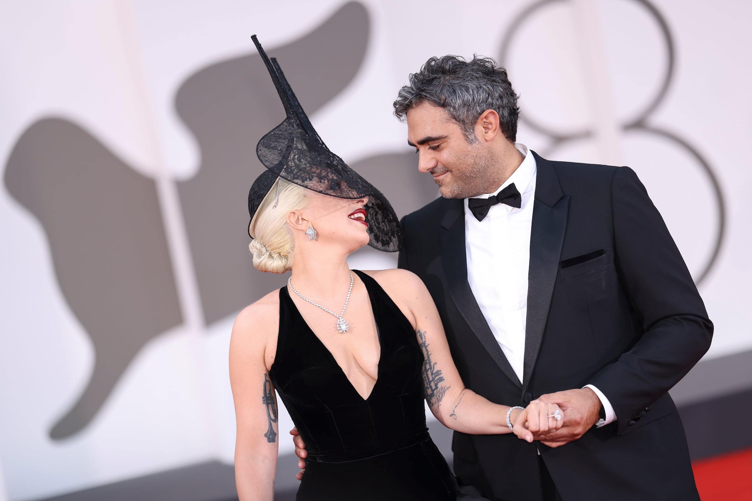 Lady Gaga y Michael Polansky posan a su llegada al estreno de la película 'Joker: Folie A Deux' durante la 81ª edición del Festival de Cine de Venecia en Venecia, Italia, el miércoles 4 de septiembre de 2024. (Foto Vianney Le Caer/Invision/AP)