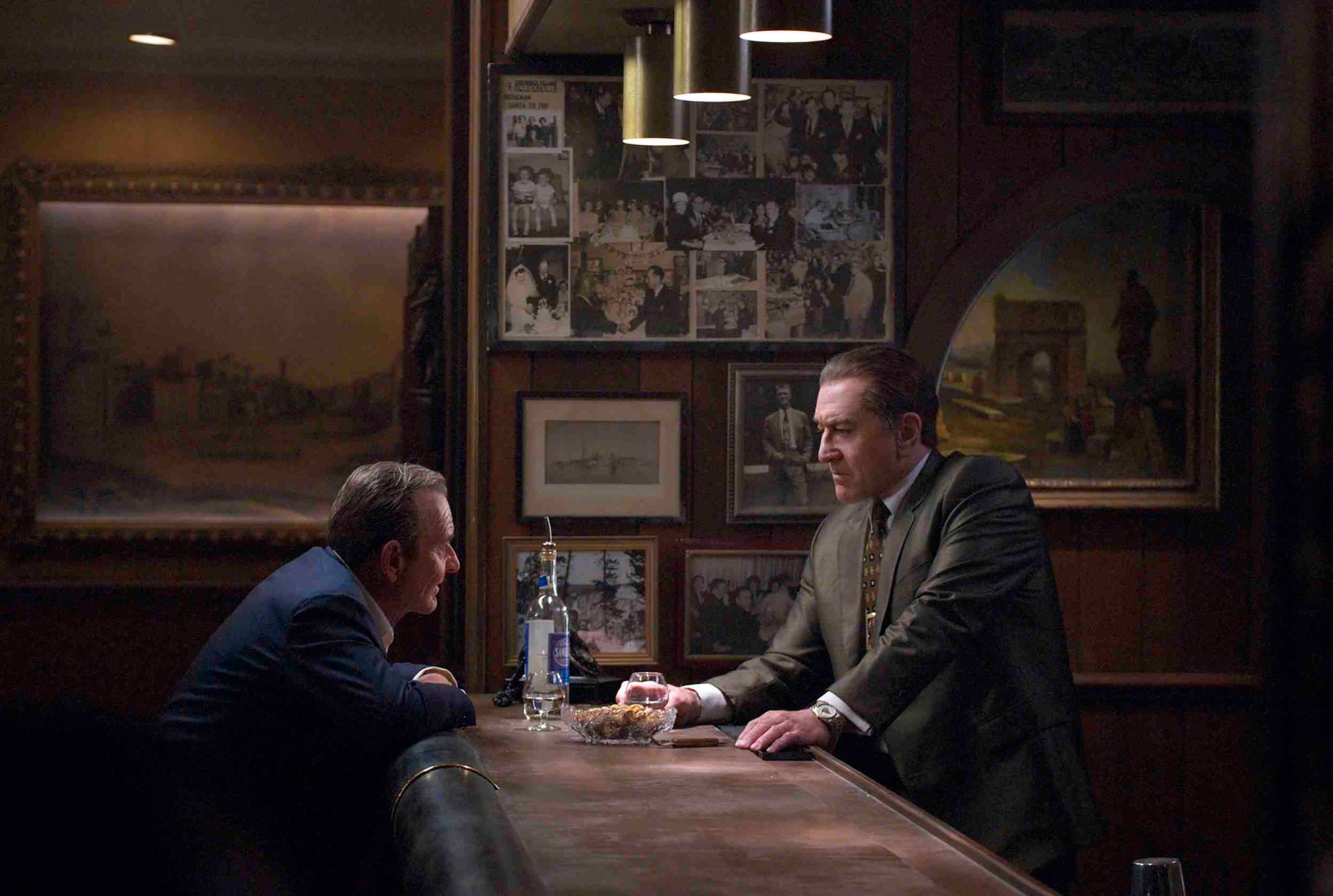 En esta imagen difundida por Netflix, Joe Pesci, a la izquierda, y Robert De Niro en una escena de "The Irishman" ("El irlandés"). (Niko Tavernise/Netflix vía AP)