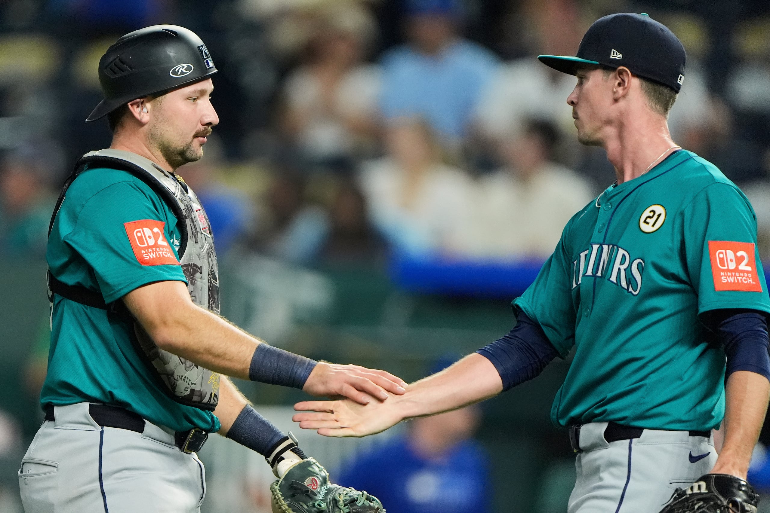 El cátcher de los Mariners de Seattle Cal Raleigh y el abridor Emerson Hancock celebran la victoria.
