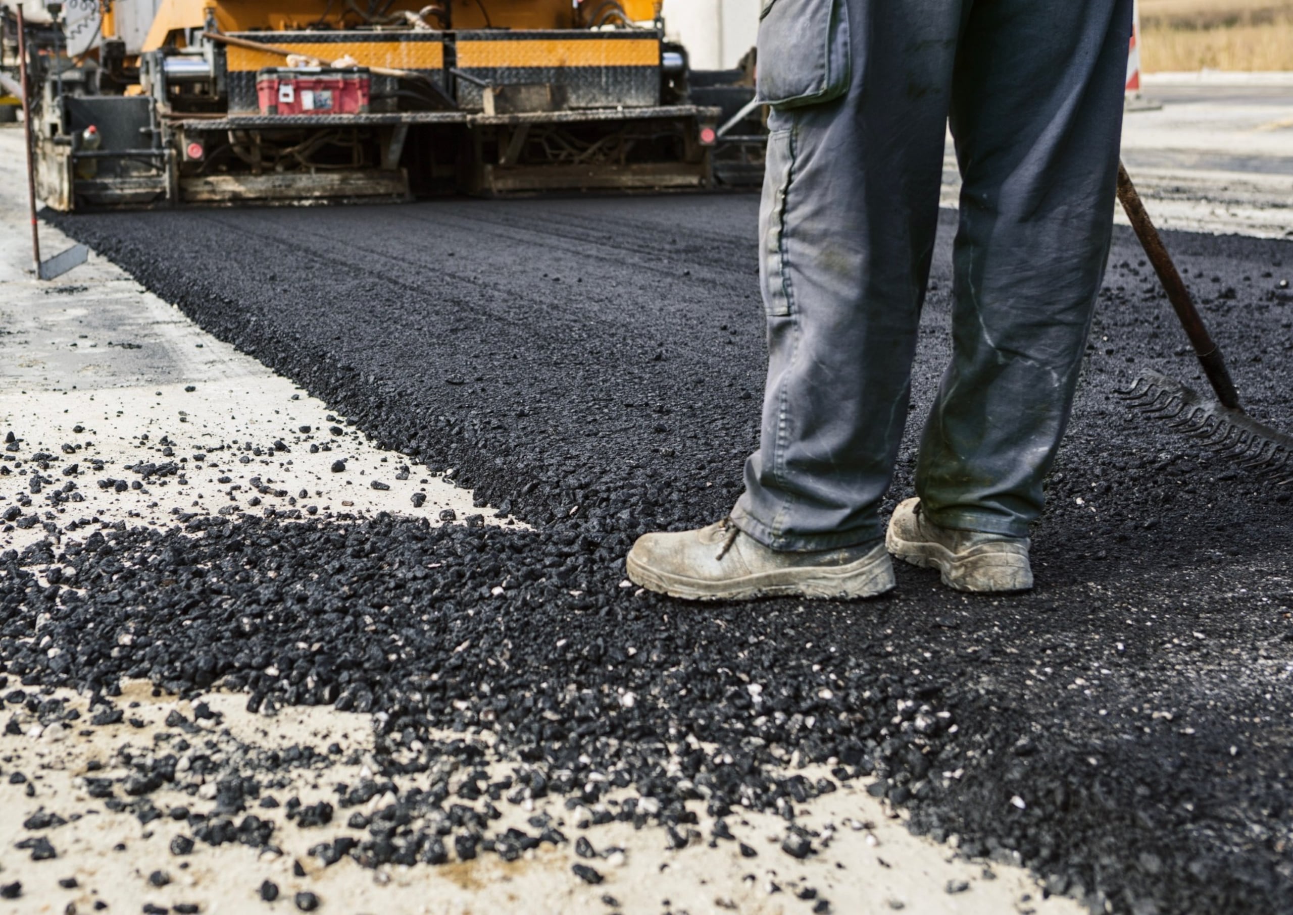 Entre las labores a realizar está el escarificado de asfalto existente, repavimentación, marcado termoplástico, instalación de ojos de gato y construcción de cunetones.