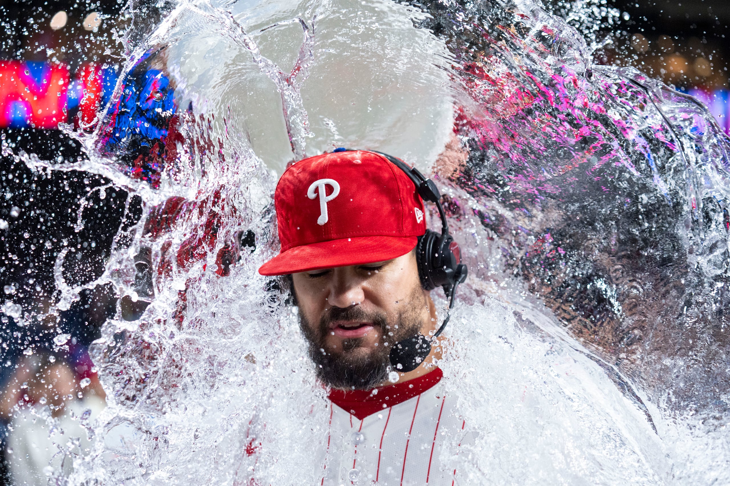 Kyle Schwarber de los Phillies de Filadelfia es bañado durante su entrevista tras la victoria ante los Metsde Nueva York el martes 9 de septiembre del 2025. (AP Foto/Chris Szagola)