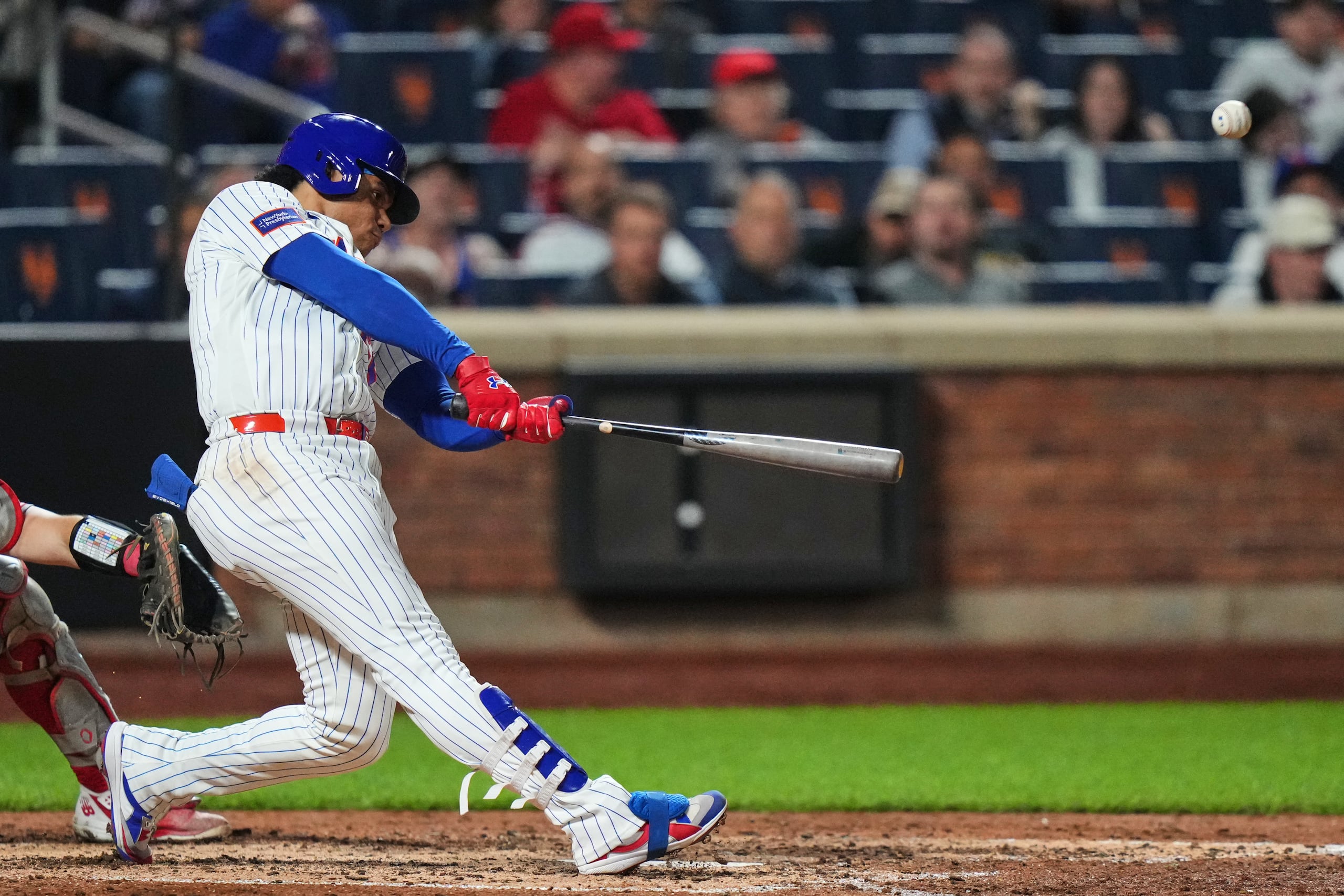 El dominicano Juan Soto, de los Mets de Nueva York, pega un jonrón de dos carreras durante el duelo del martes.