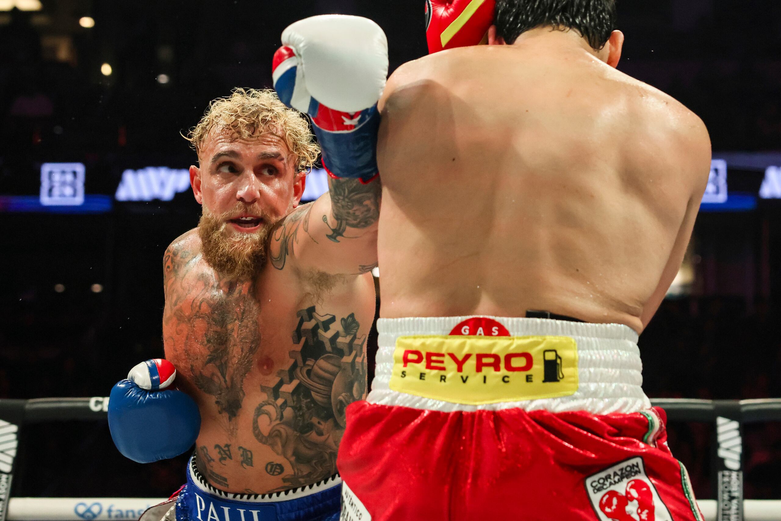 Jake Paul lanza un golpe a Julio César Chávez Jr. en California el 28 de junio de 2025.