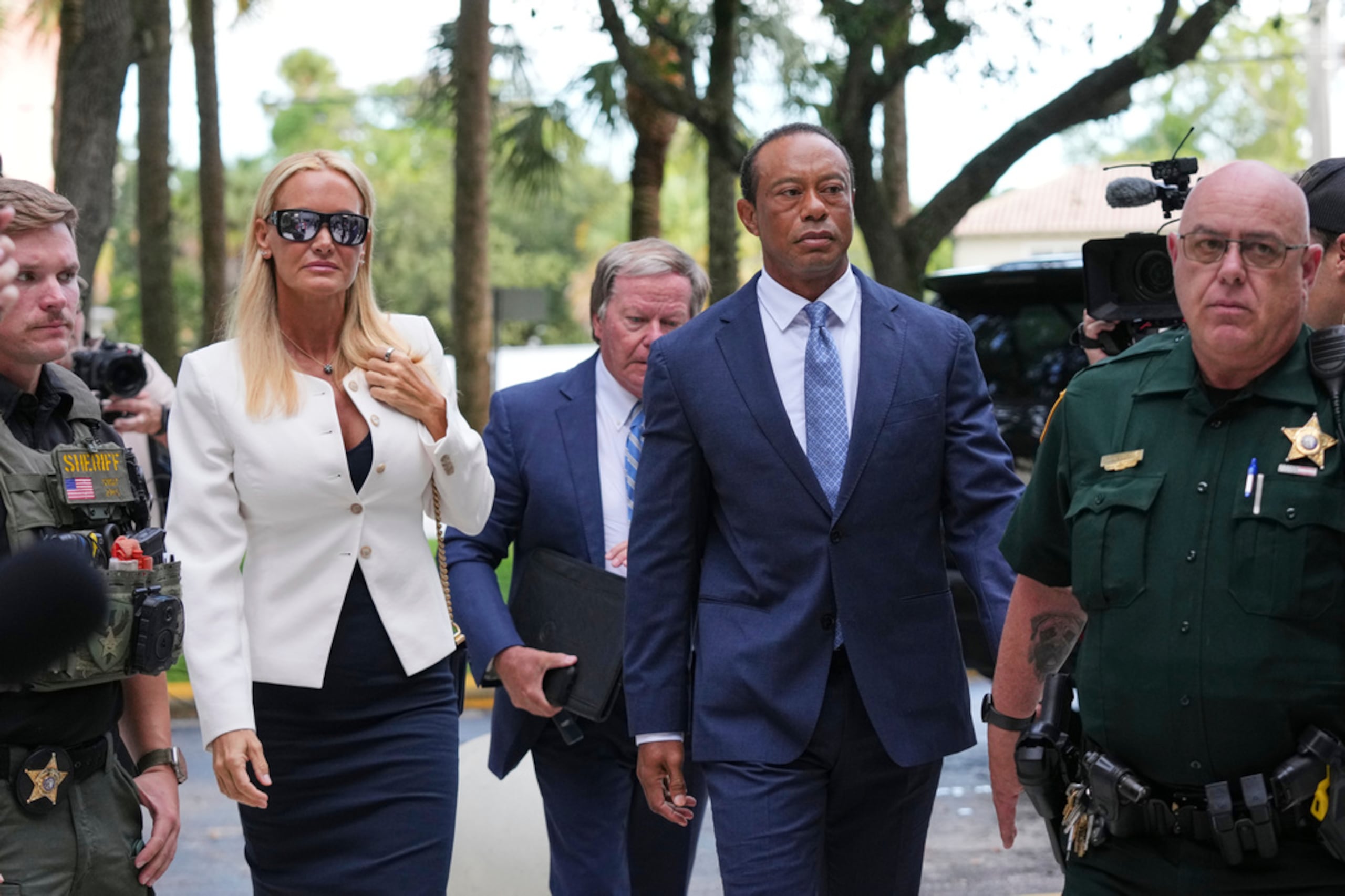 El golfista Tiger Woods llega acompañado de Vanessa Trump para su audiencia sobre el acuerdo de culpabilidad en un caso por conducir bajo los efectos del alcohol, derivado de un accidente en el que su vehículo volcó en Florida en marzo, este miércoles, 2 de septiembre, en Stuart, Florida.