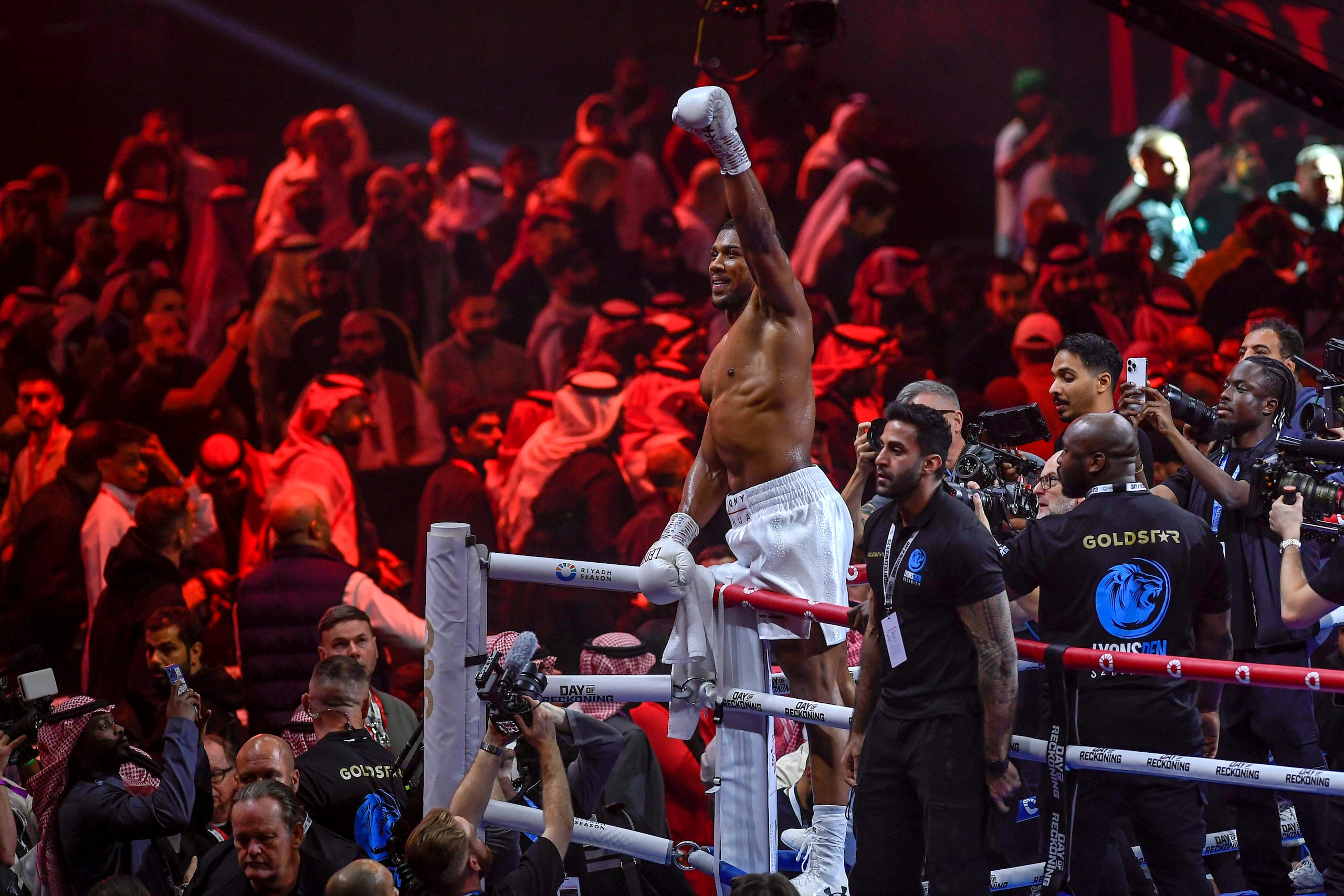 Anthony Joshua festeja luego de derrotar a Otto Wallin en un combate realizado en Riad, Arabia Saudita.