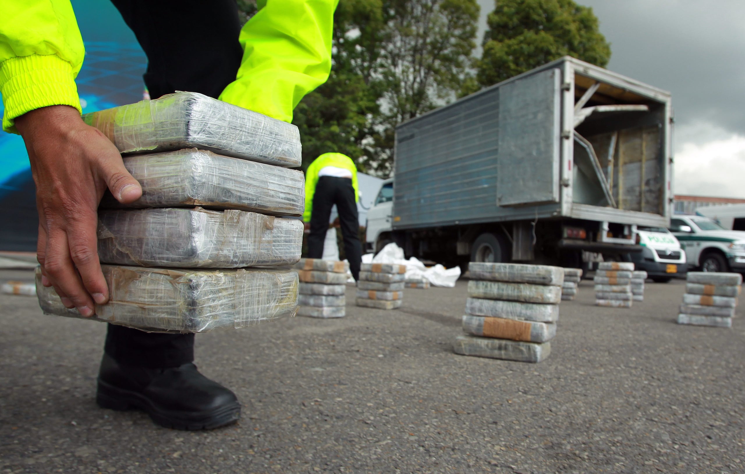 Tras incautar la droga, las autoridades continuaron con una redada en la hacienda donde fueron embarcadas las cajas de banano y una vivienda en la misma ciudad.