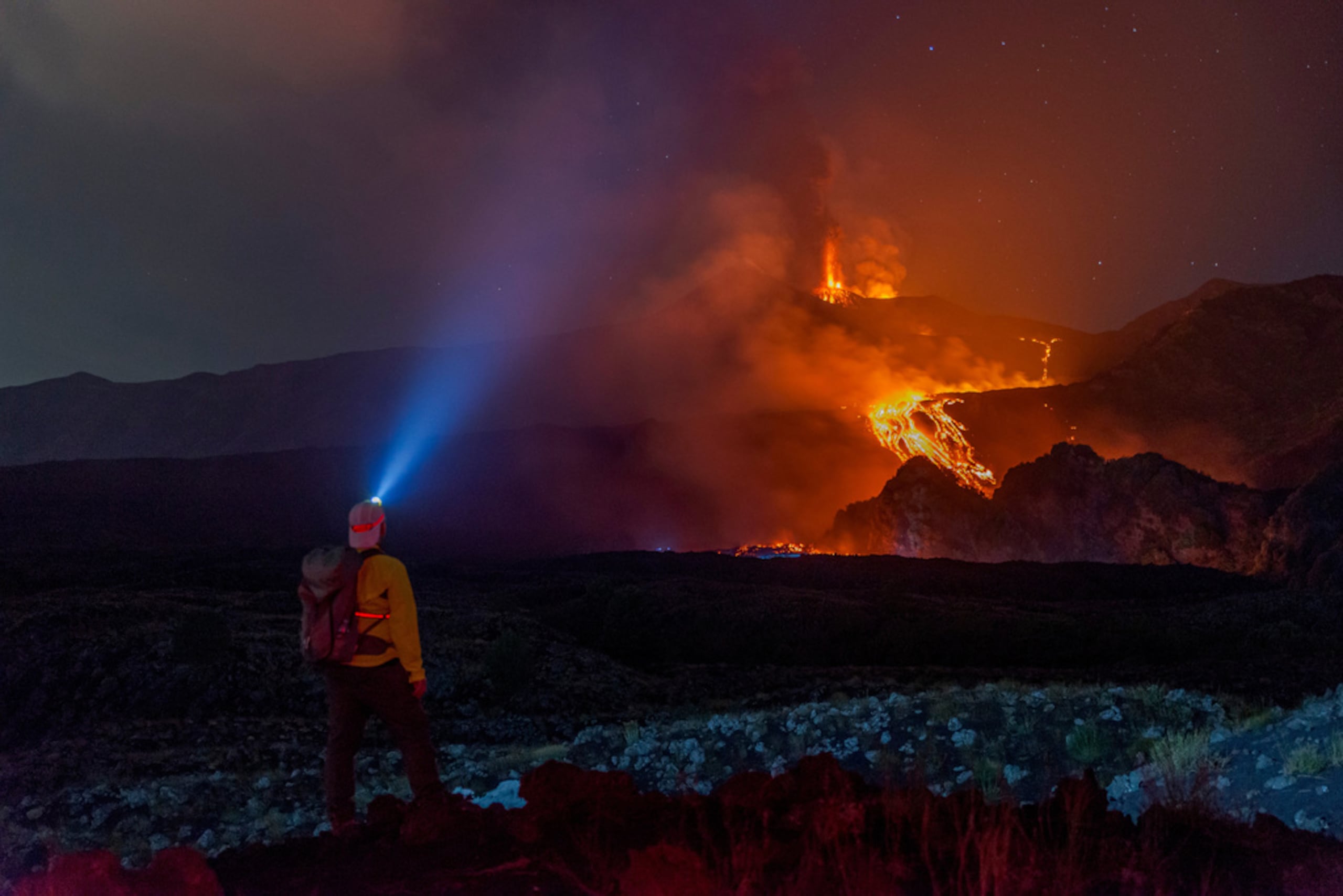 El monte Etna hace erupción y expulsa coladas de lada que bajan por sus laderas, vistas desde Mareneve, cerca de Catania, Italia, el 13 de agosto de 2026.