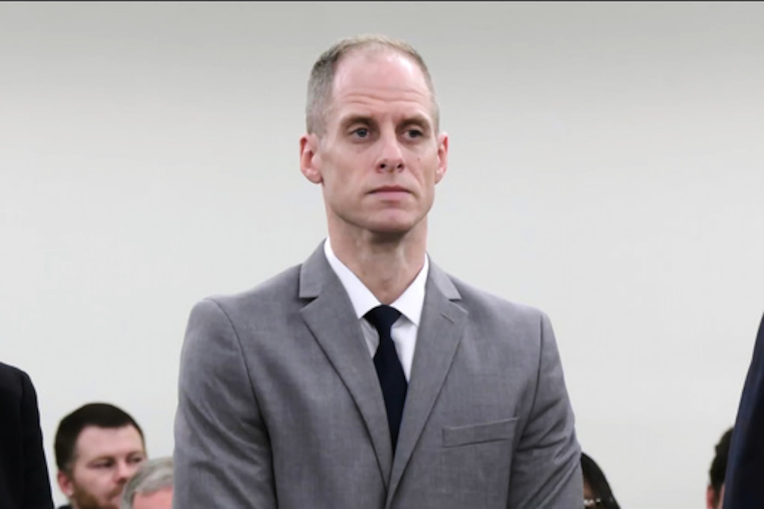 Caleb Flynn, de 40 años, escuchando al juez leer el veredicto del jurado en el Tribunal de Primera Instancia del Condado de Miami en Troy, Ohio. (Sala de prensa vía AP)