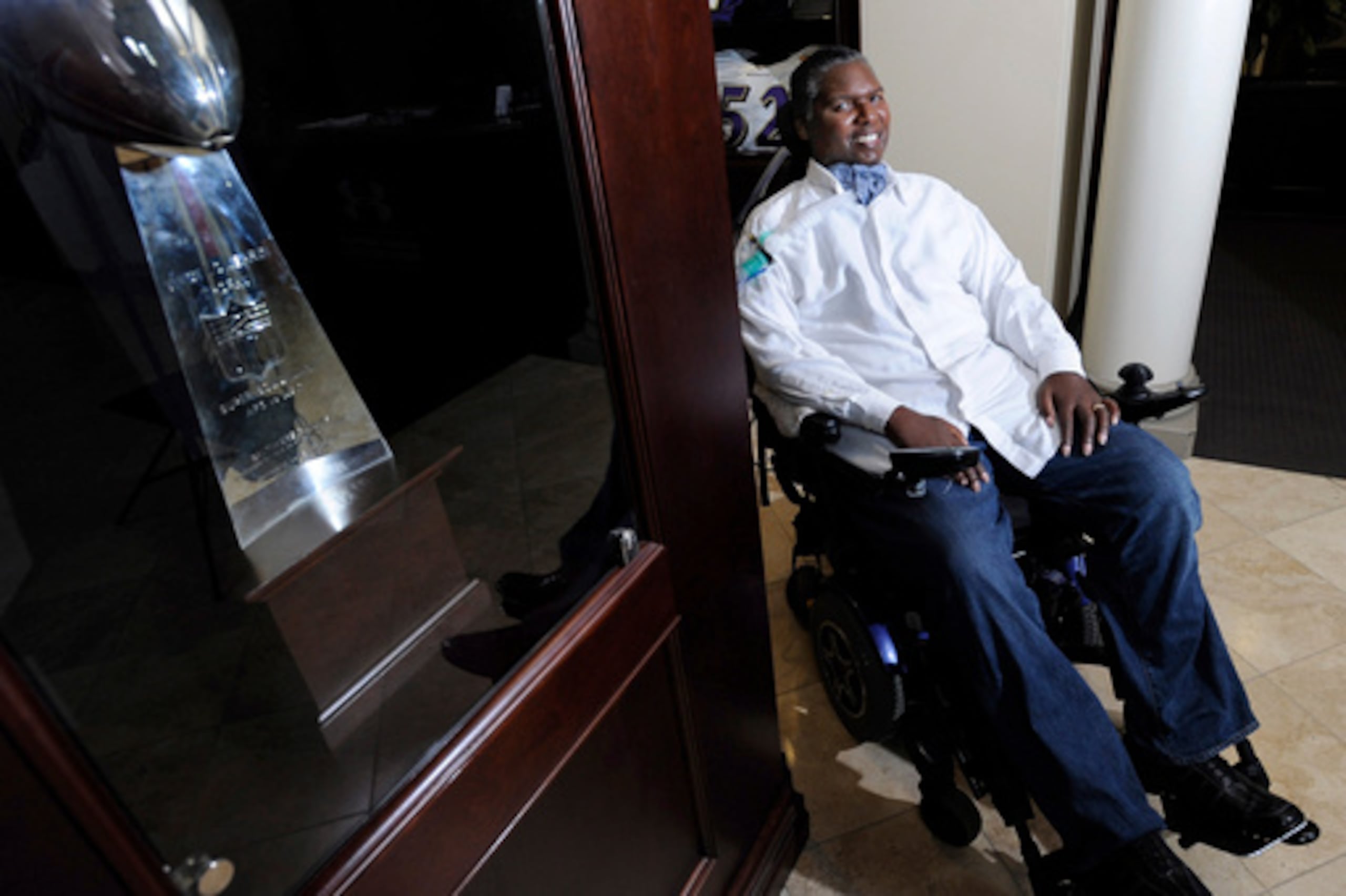 O.J. Brigance, exjugador de fútbol americano en la posición de linebacker y actual director de desarrollo de jugadores de los Ravens de Baltimore, aparece junto al trofeo Vince Lombardi —ganado en la Super Bowl de 2001, en la que él participó— en las instalaciones de entrenamiento del equipo de la NFL en Owings Mills, Maryland, el 5 de septiembre de 2012. (Foto AP/Steve Ruark, Archivo)