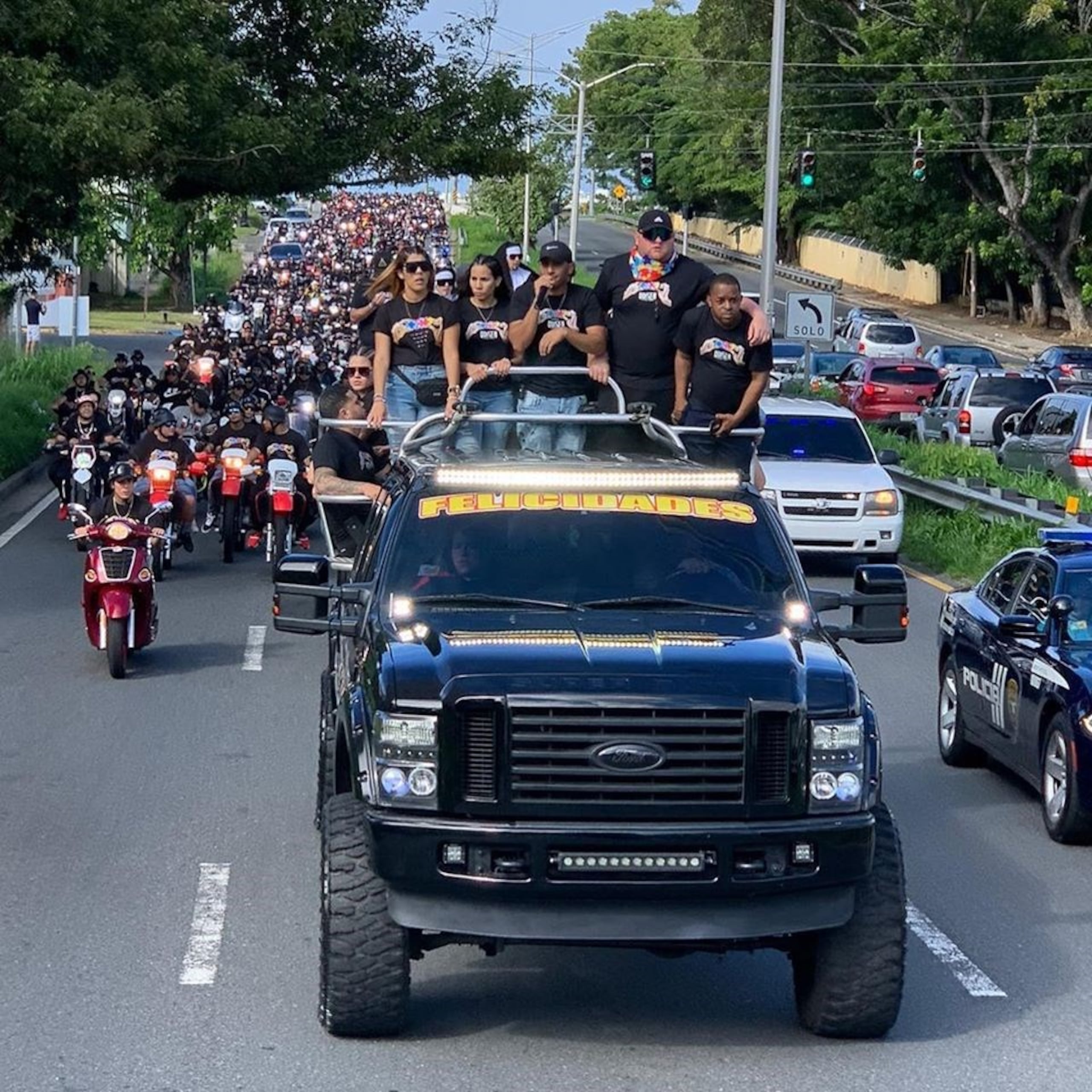 El Rey Charlie durante la corrida por varias calles de San Juan. (Captura / Facebook)