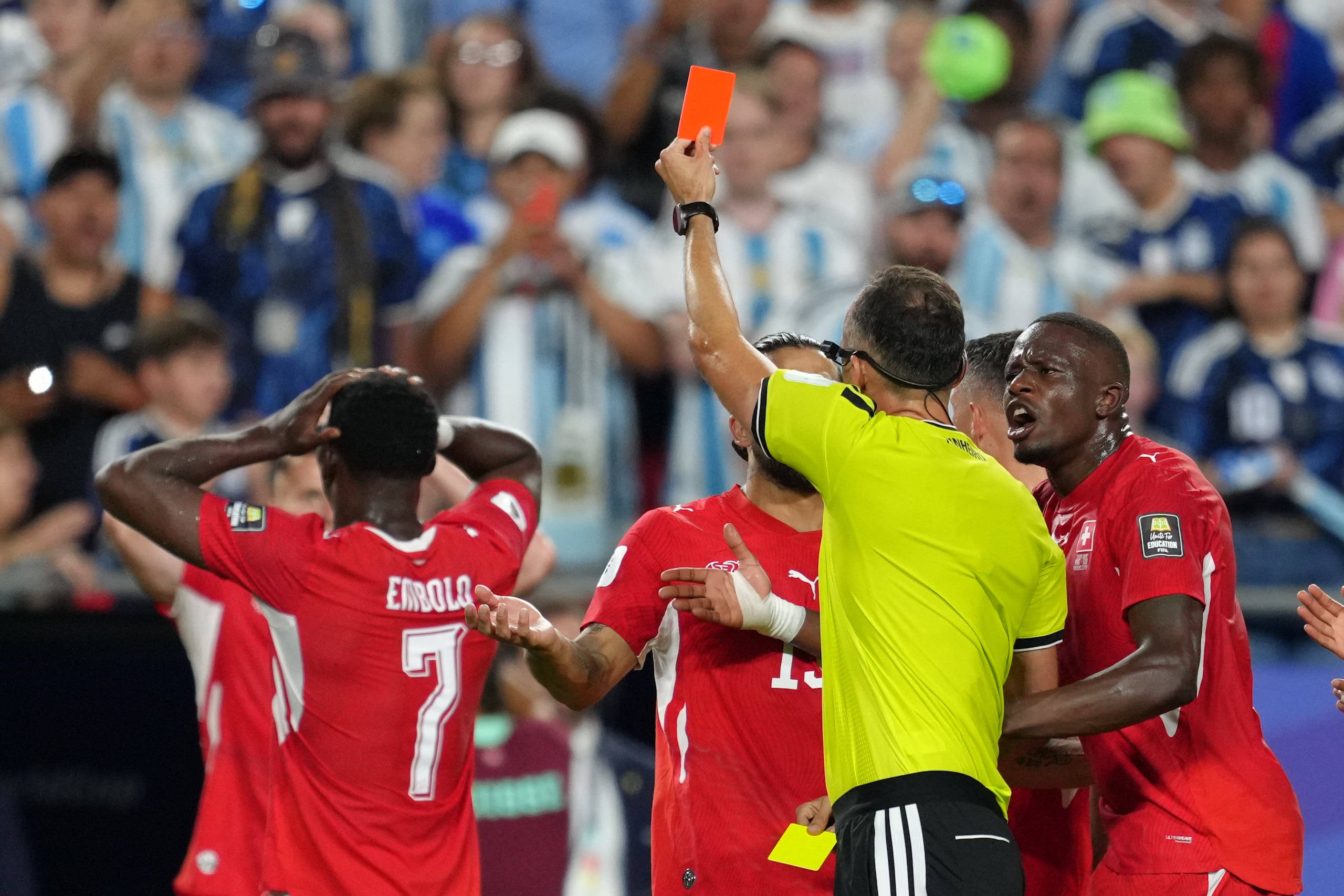 El árbitro Joao Pinheiro expulsa al suizo Breel Embolo (7) en el partido contra Argentina en los cuartos de final del Mundial.