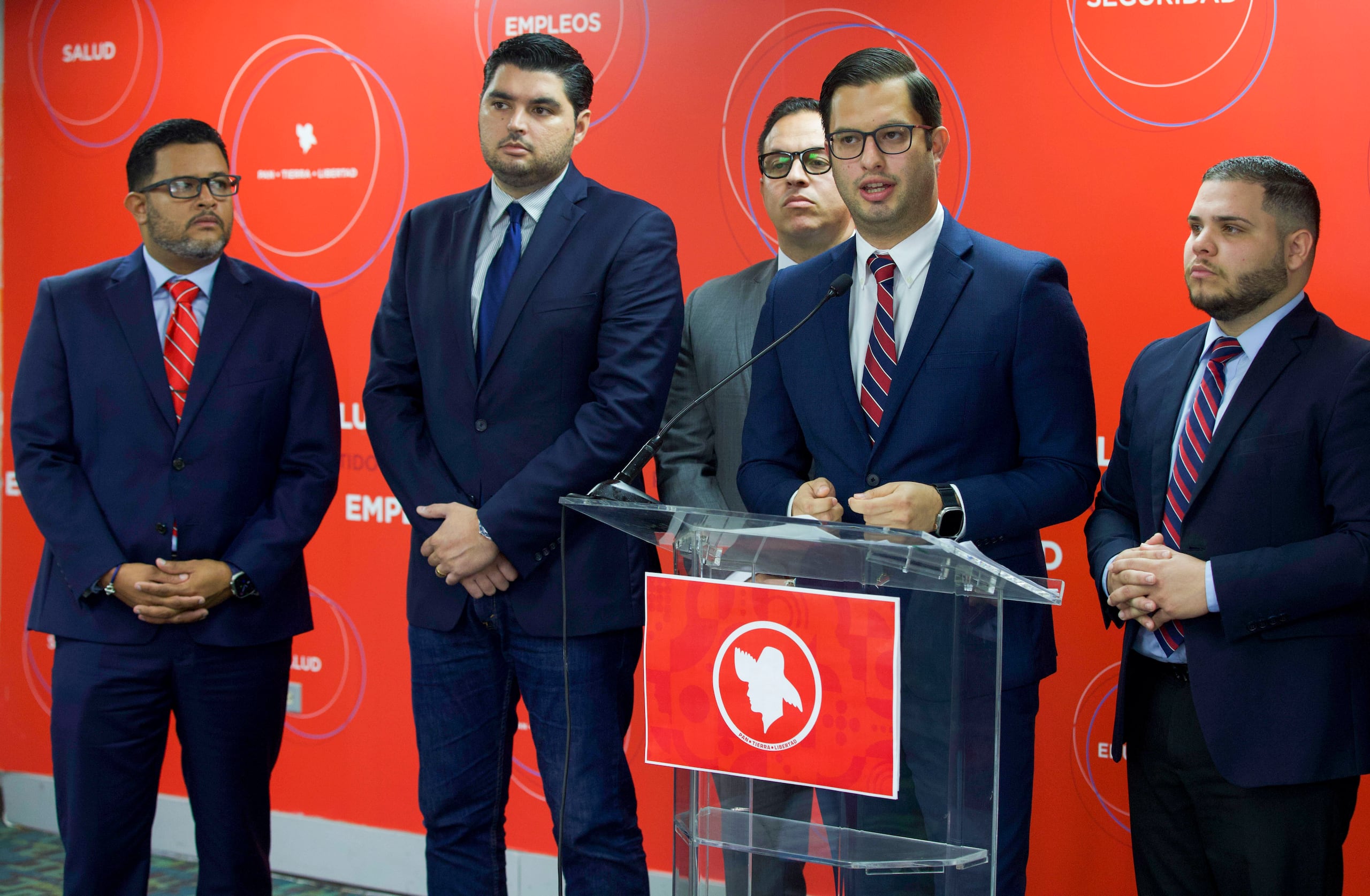 Ferrer afirmó, además, que el OSC “es la oficina llamada a emitir las opiniones sobre la aplicación del Hatch Act”, y reafirmó que en Puerto Rico “no hay una cosa de que una elección no es partidista. En Puerto Rico todos los comisionados residentes están afiliados a un partido nacional”.