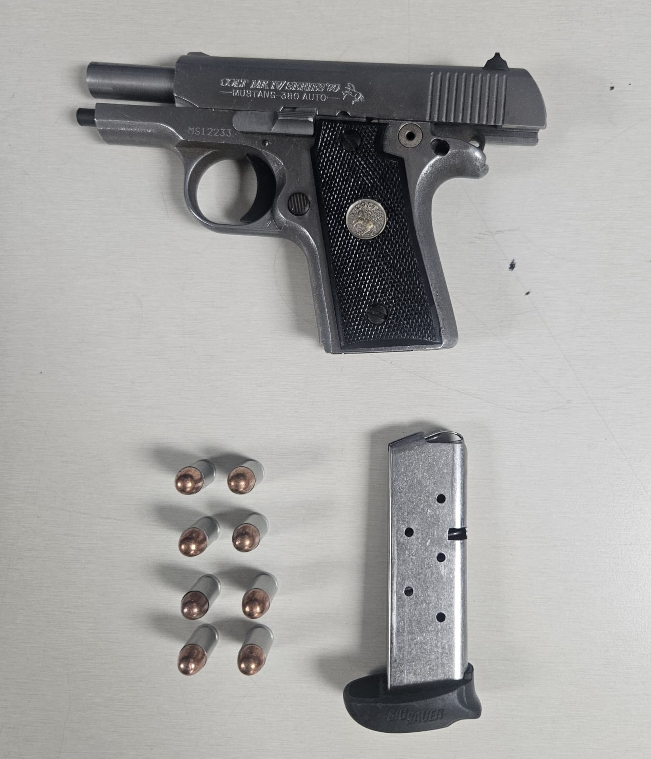 Pistola Colt Mustang 380 y ocho municiones ocupadas en un edificio abandonado que era utilizado como gallera y casino clandestino en Hato Rey.