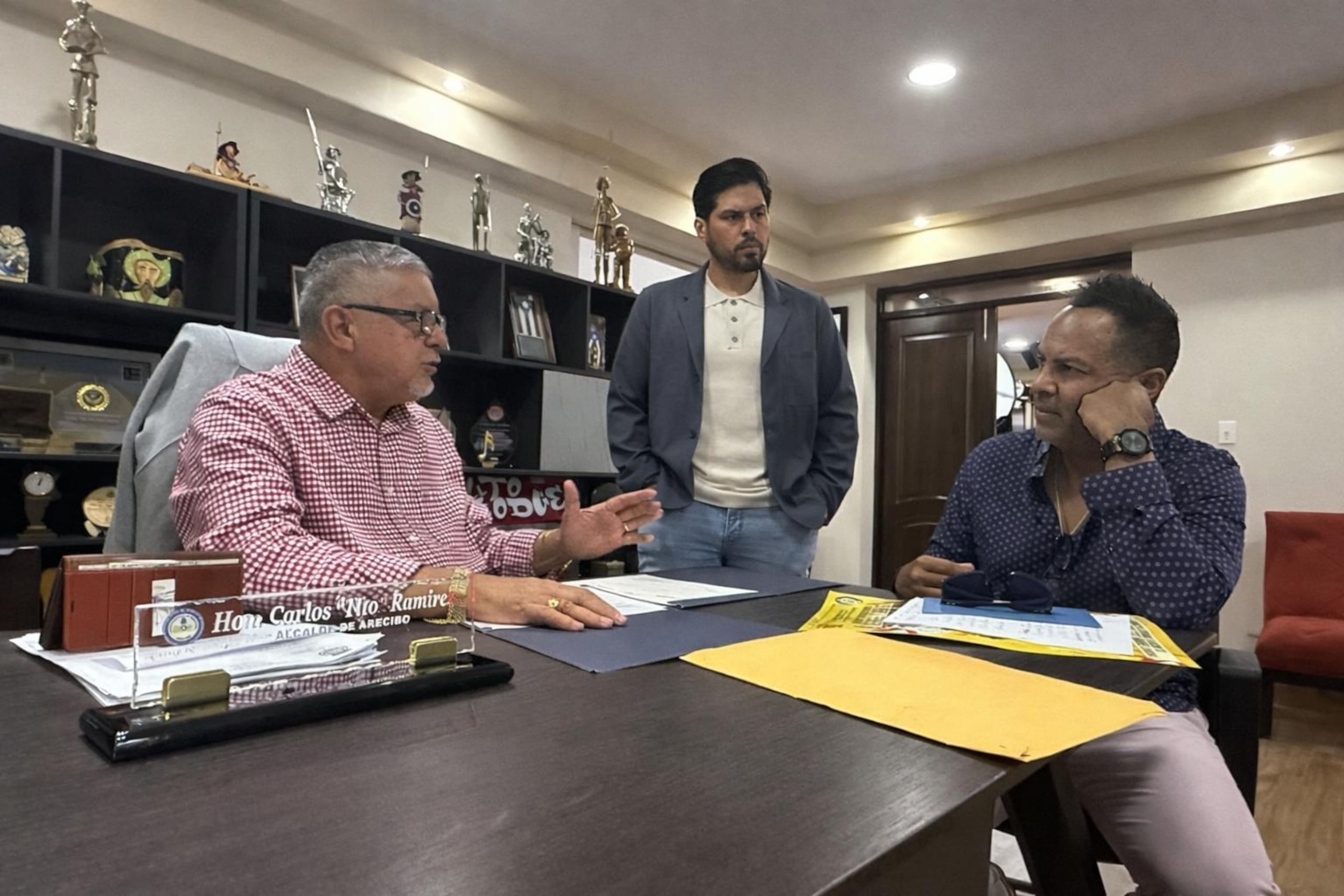 Desde la izquierda, Carlos Ramírez Irizarry, alcalde de Arecibo; Ricardo Padilla, director de programación de Salsoul; y Jesse Calderón, locutor de Salsoul