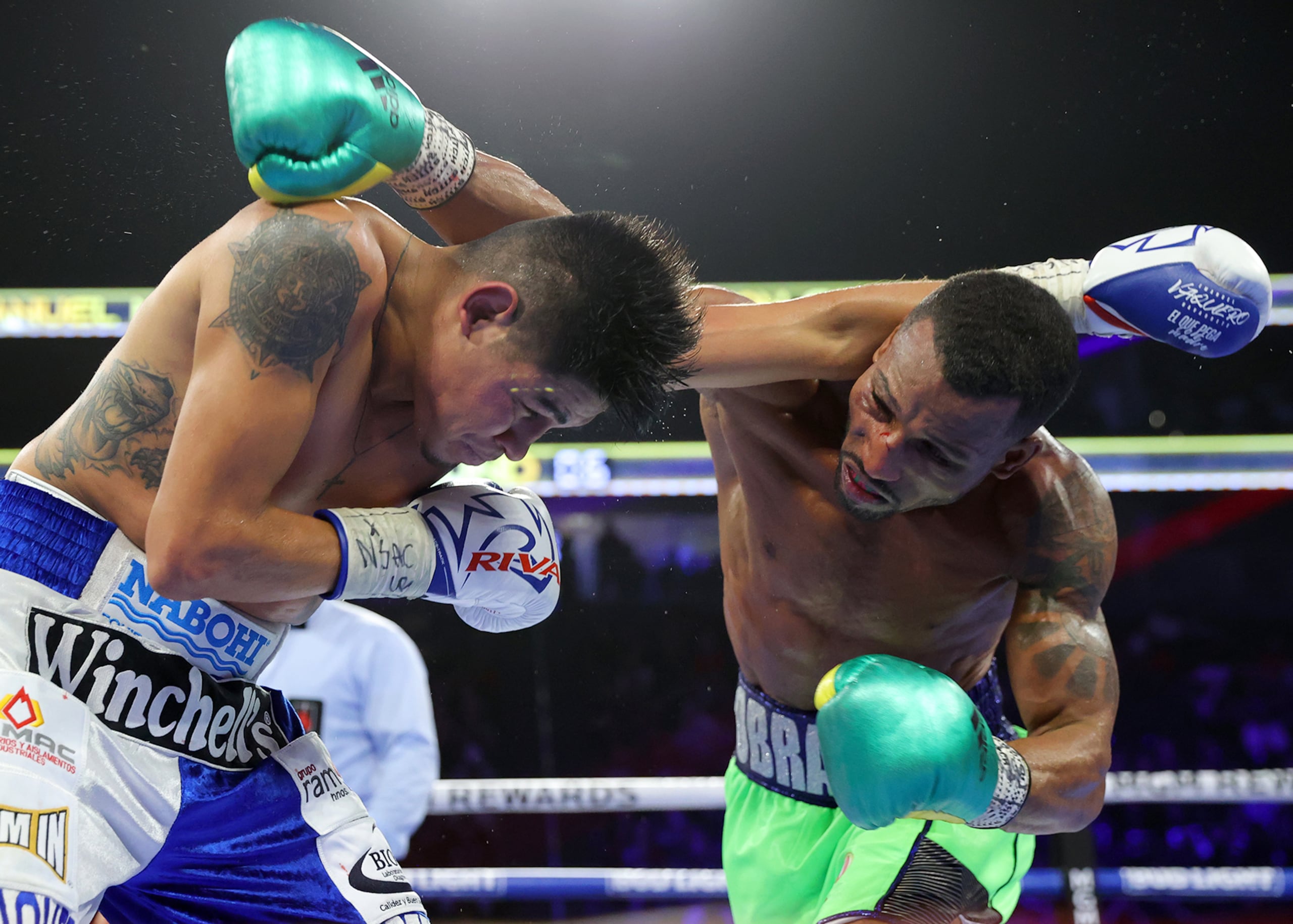 Emanuel Navarrete y Robson Conceição intercambian golpes durante la pelea en las Vegas, Nevada.