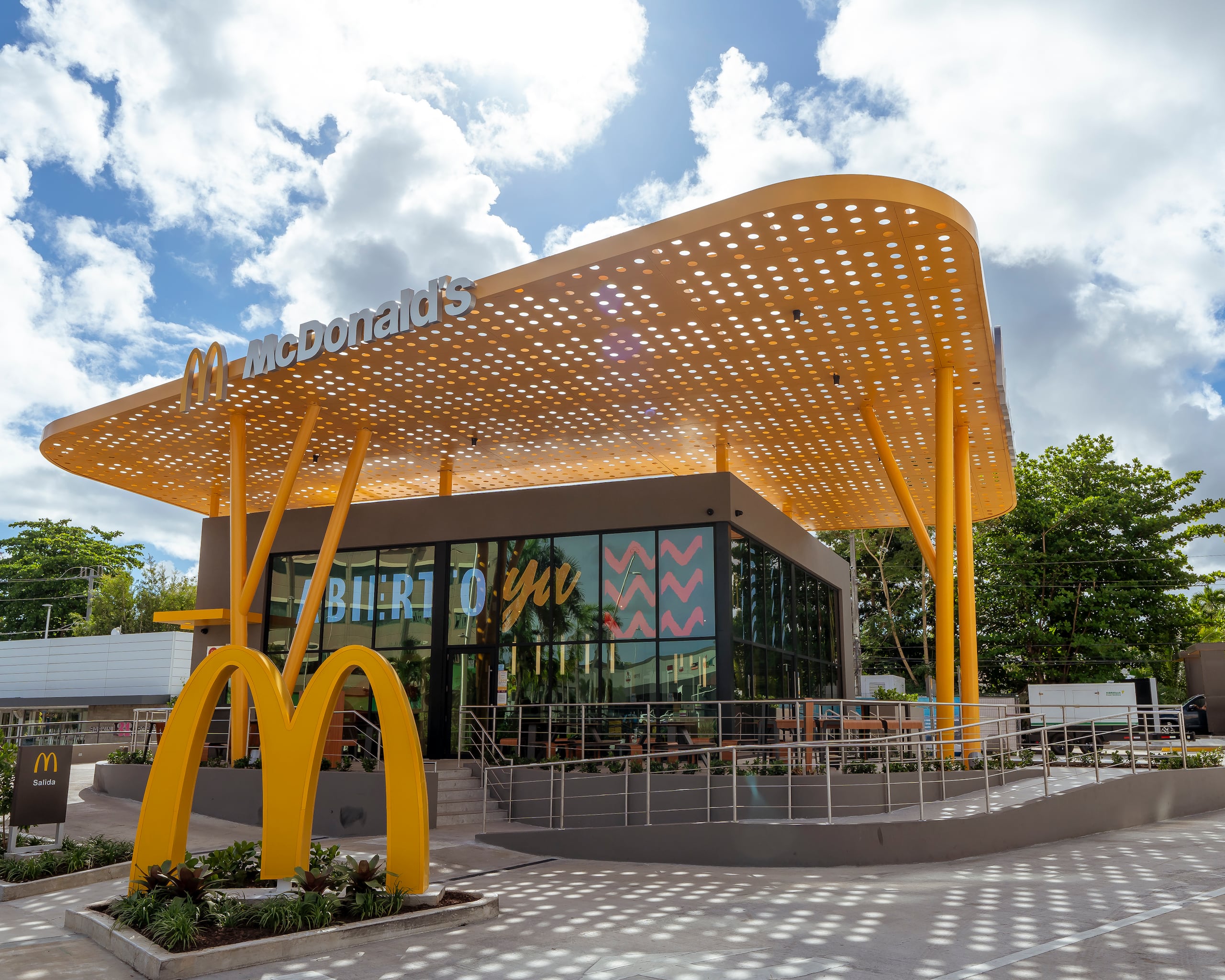 Con la apertura de este nuevo local, Puerto Rico se convierte en el quinto, de los 20 países donde opera Arcos Dorados, en inaugurar un restaurante insignia de la cadena, además de Brasil, Colombia, México y Argentina.