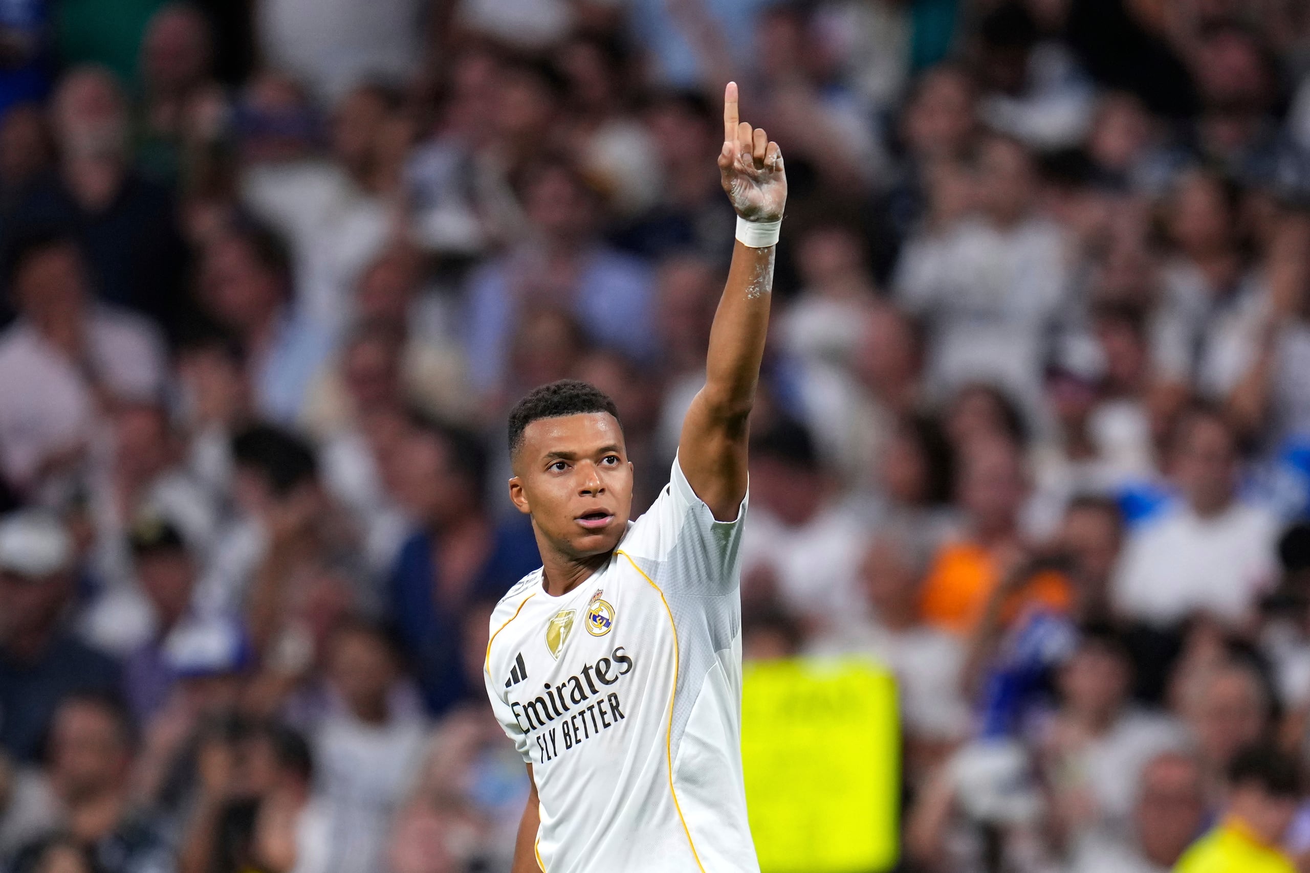 Kylian Mbappé, del Real Madrid, celebra después de marcar un gol en la Champions League.