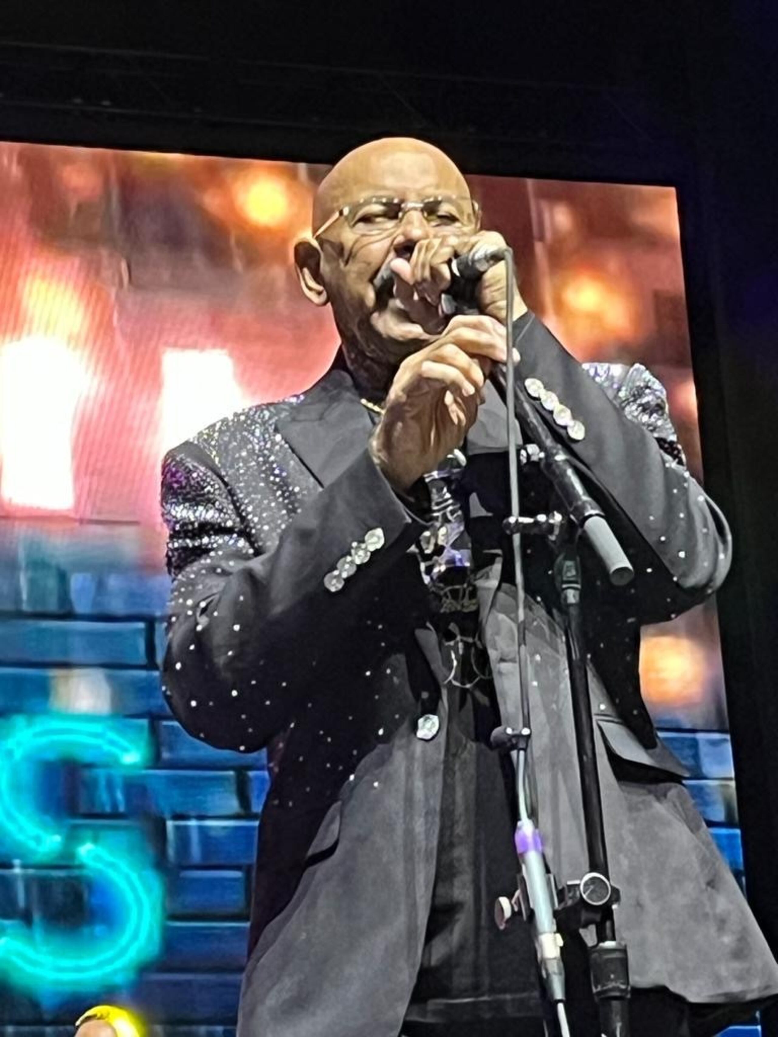 Más de 2,000 personas se dieron cita al concierto.