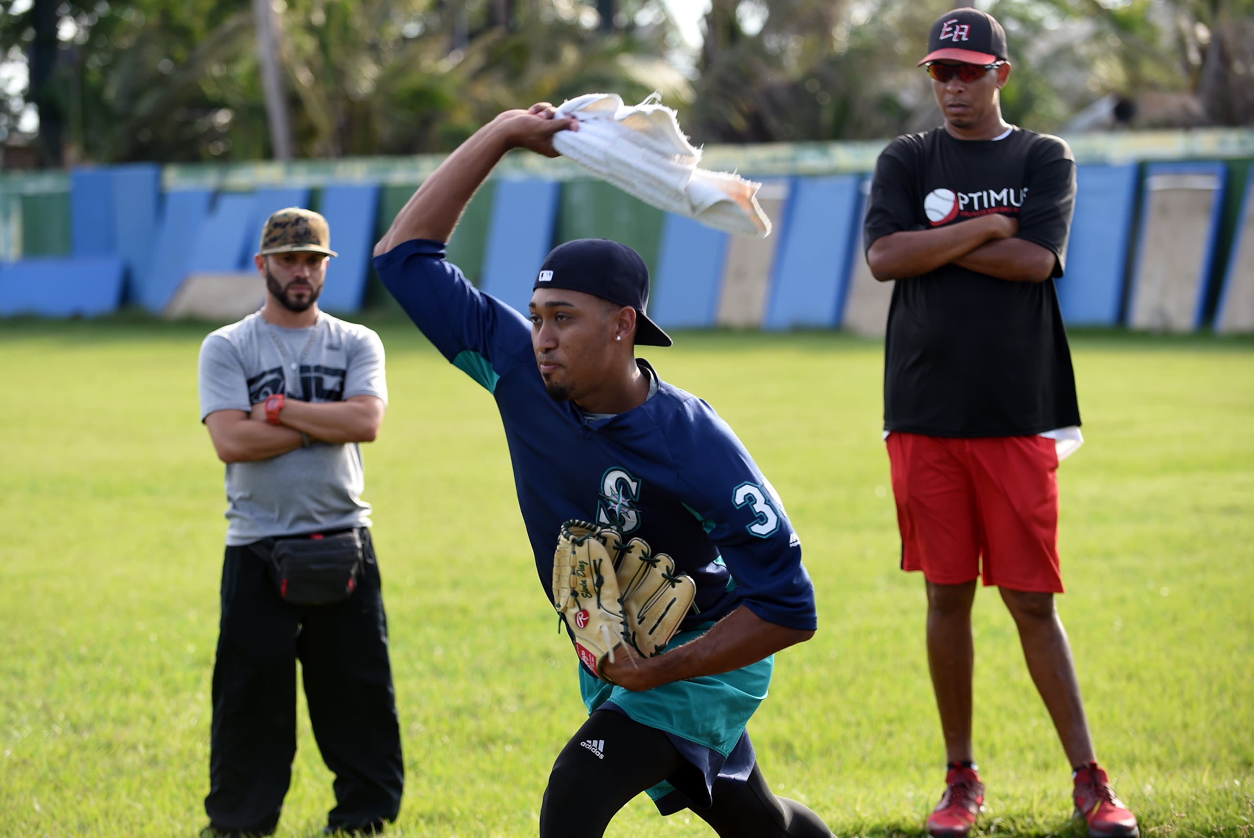 Iche Santiago, a mano derecha observando a Edwin Díaz en un entrenamiento en la Isla cuando 'Sugar' era parte de los Mariners de Seattle, ha sido clave forjando el estilo de lanzar de los hermanos Díaz, pero parte del proceso lo hizo quebrantado de salud.