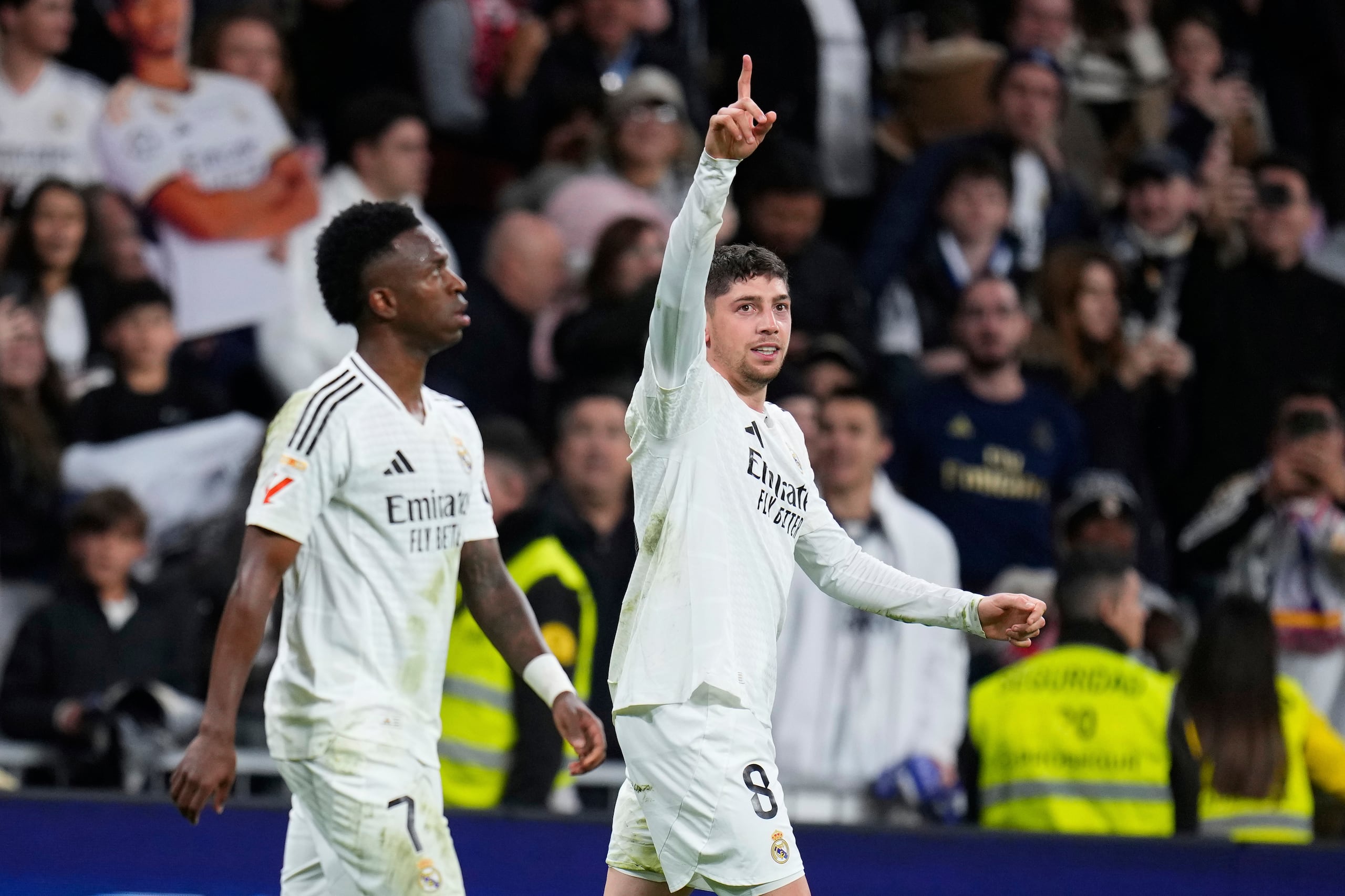 Federico Valverde del Real Madrid celebra su gol mientras la sigue su compañero Vinicius Junior,