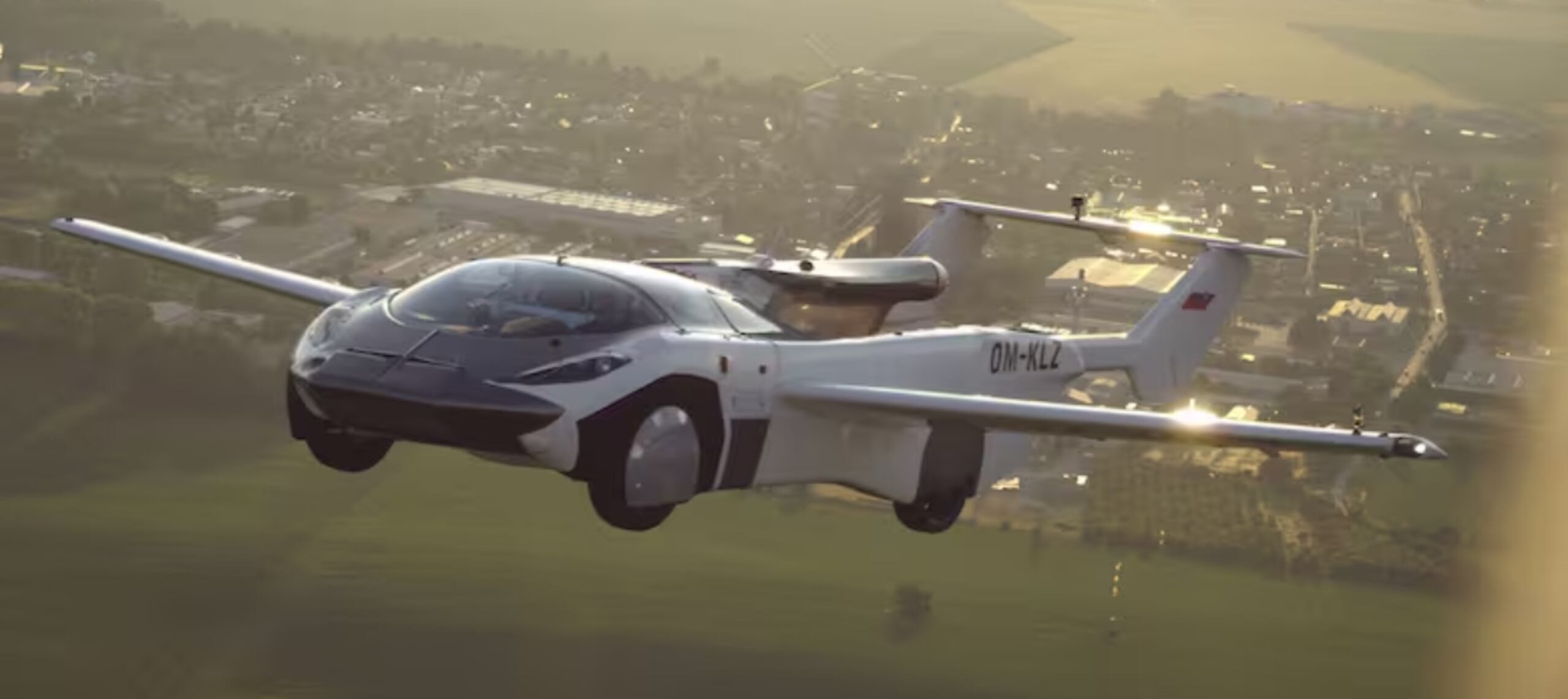 Combina funciones de un automóvil y una avioneta.