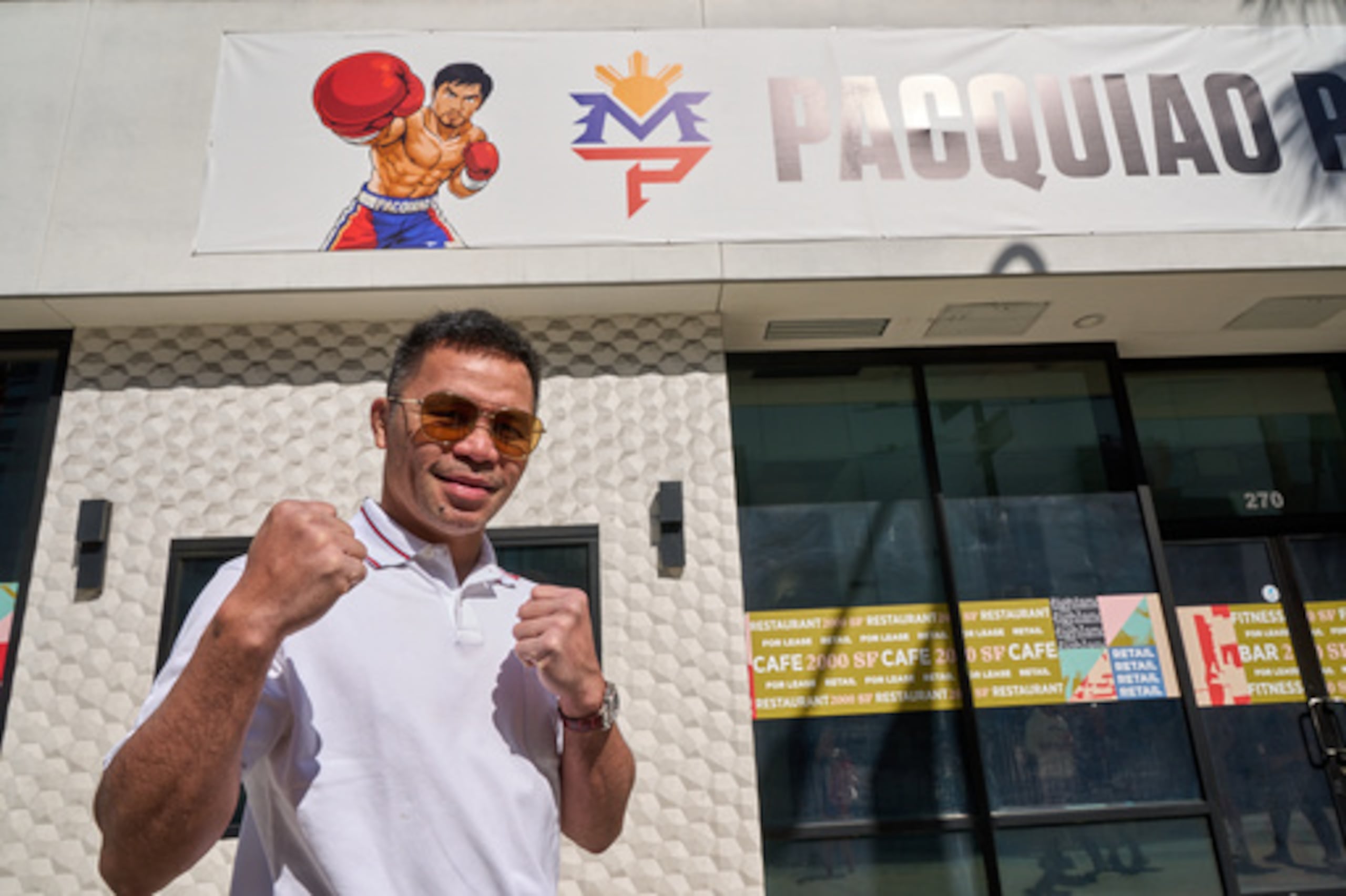 El boxeador Manny Pacquiao hace una pausa para una foto fuera de su "Pacquiao Prime Boxing", su gimnasio recién adquirido en Hollywood, el lunes 6 de abril de 2026. Las instalaciones eran propiedad de su rival Floyd Mayweather Jr. (AP Photo/Damian Dovarganes)