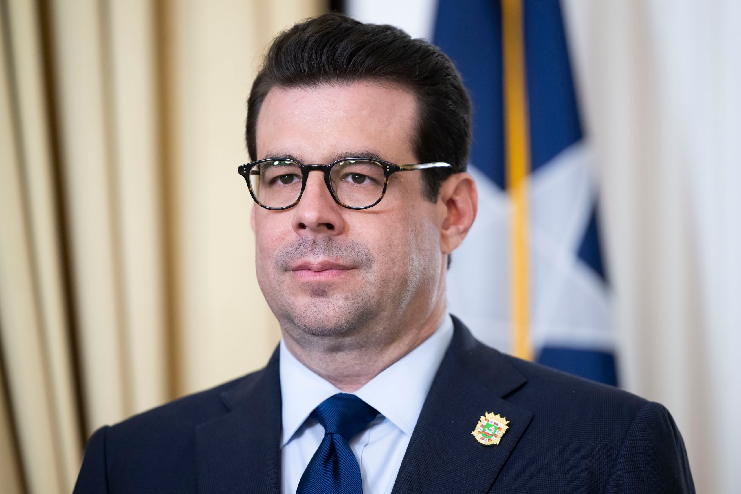 Como parte de la querella, Reichard Negrón presentó documentos y copia de presuntas conversaciones escritas con el secretario de la Gobernación, Francisco Domenech.
