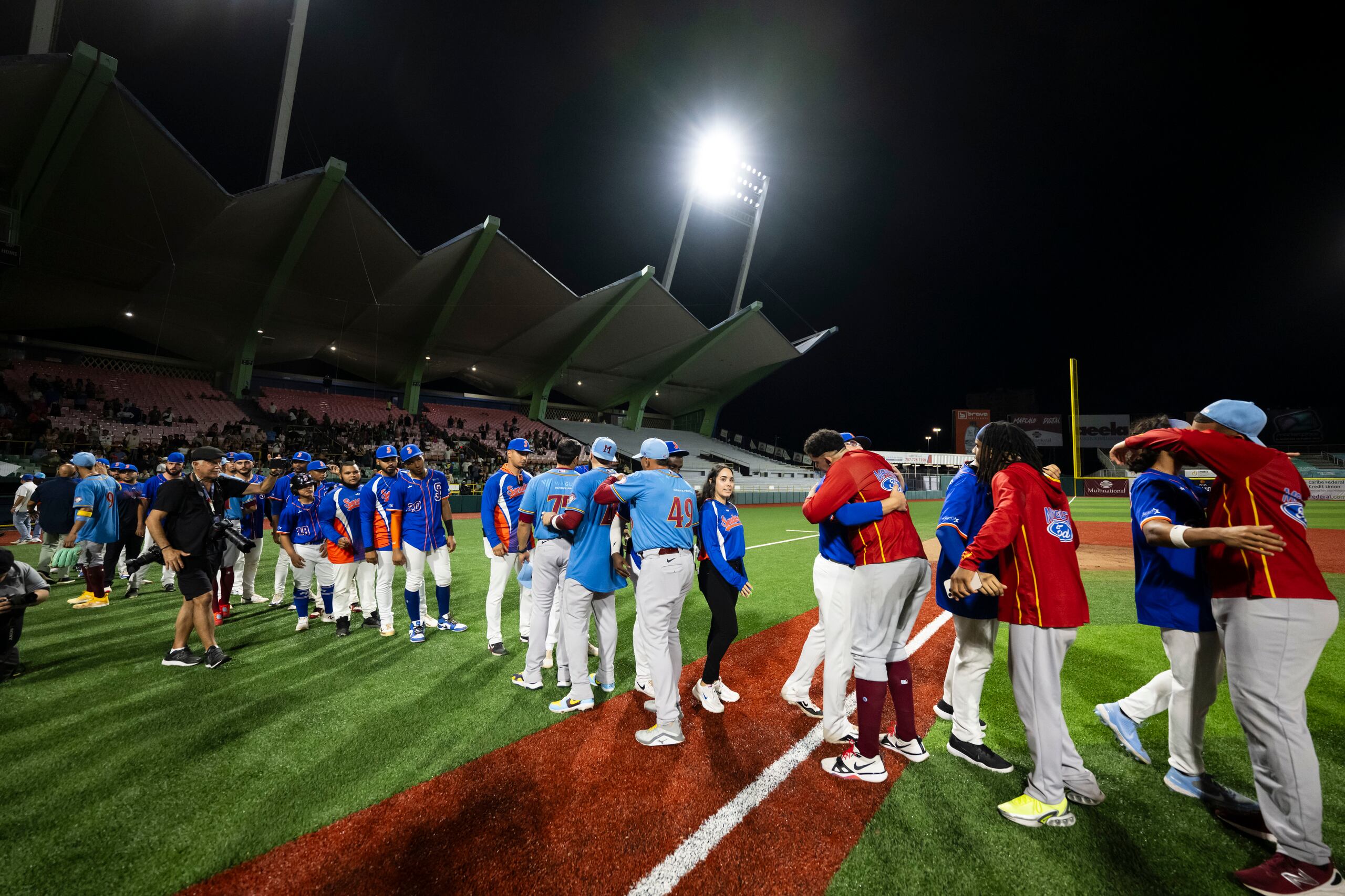 Los Senadores de San Juan felicitan a los Indios de Mayagüez, luego de finalizar el sexto juego de la final de la Liga de Béisbol Profesional Roberto Clemente (LBPRC).