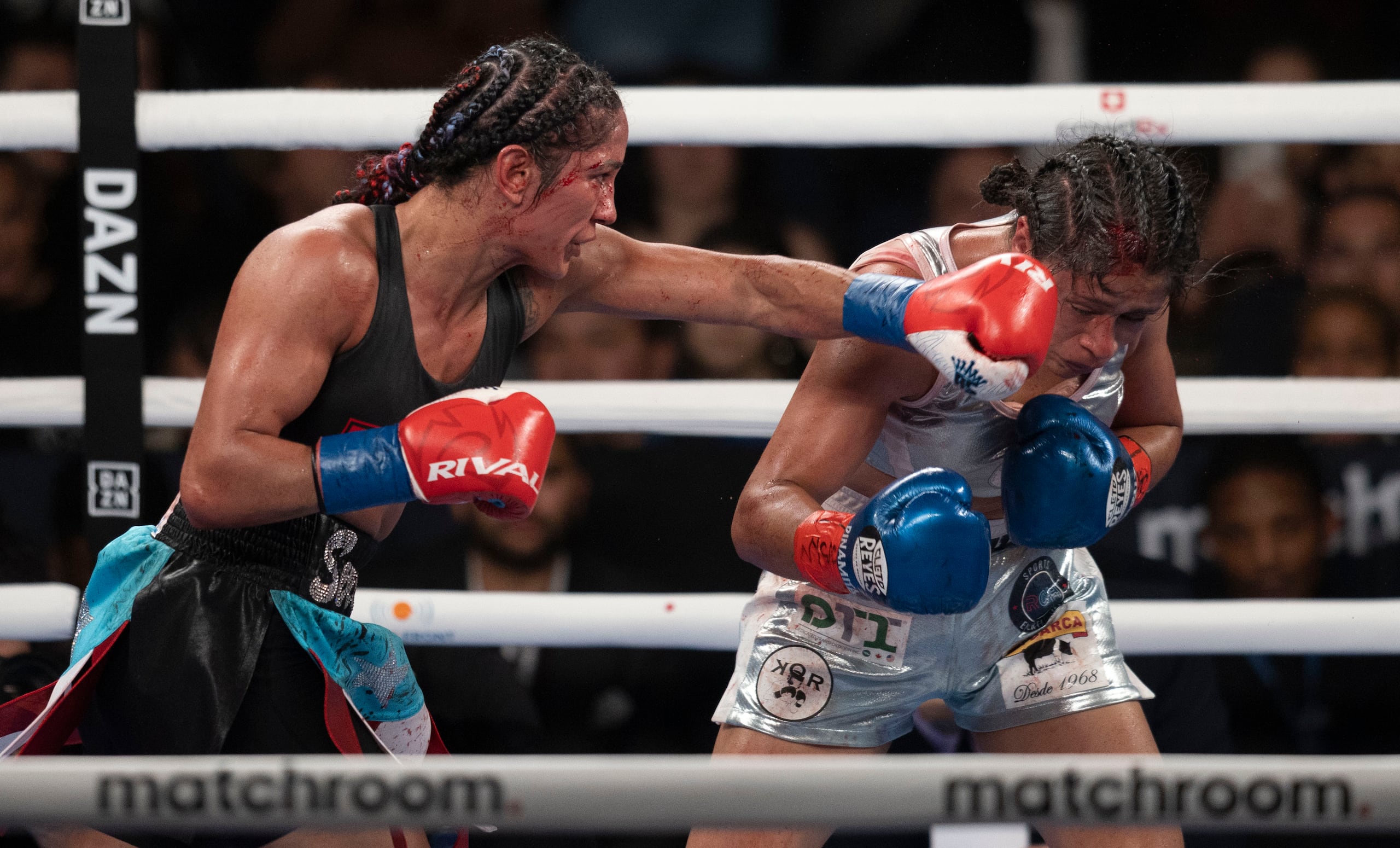 Amanda Serrano lanza un golpe al rostro de Erika Cruz durante su primer enfrentamiento en el Teatro del Madison Square Garden en Nueva York.