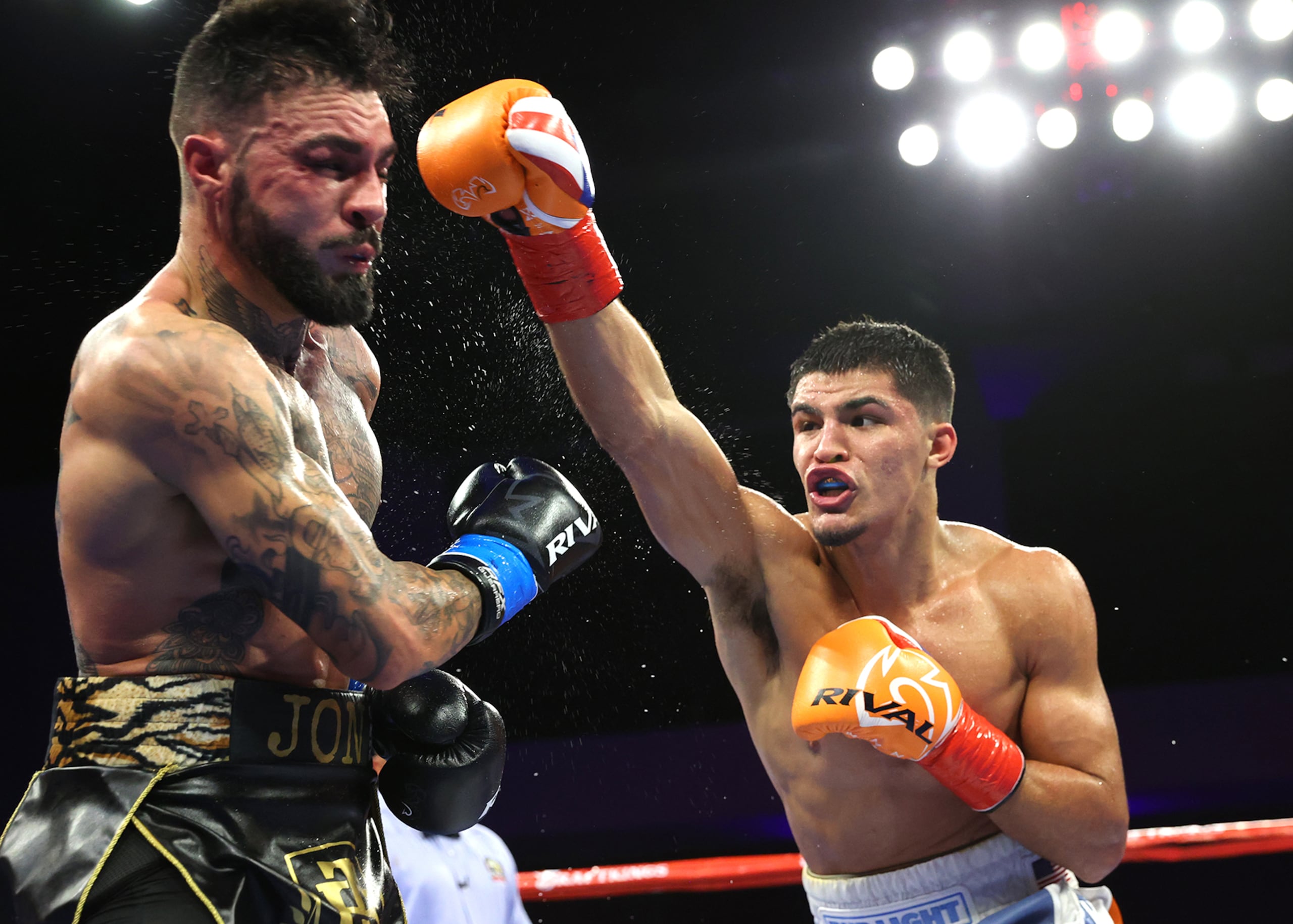 Xander Zayas conecta un golpe al rostro del español Jorge Fortea.