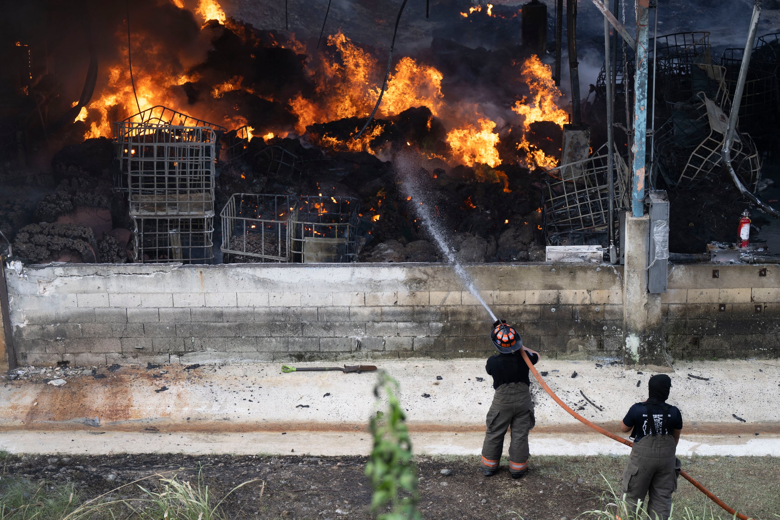 Bomberos intentan extinguir un incendio de grandes proporciones que se desató en agosto pasado en la planta de reciclaje IFCO Reciclyng en Gurabo. FOTO POR: Carlos Rivera Giusti/GFR Media