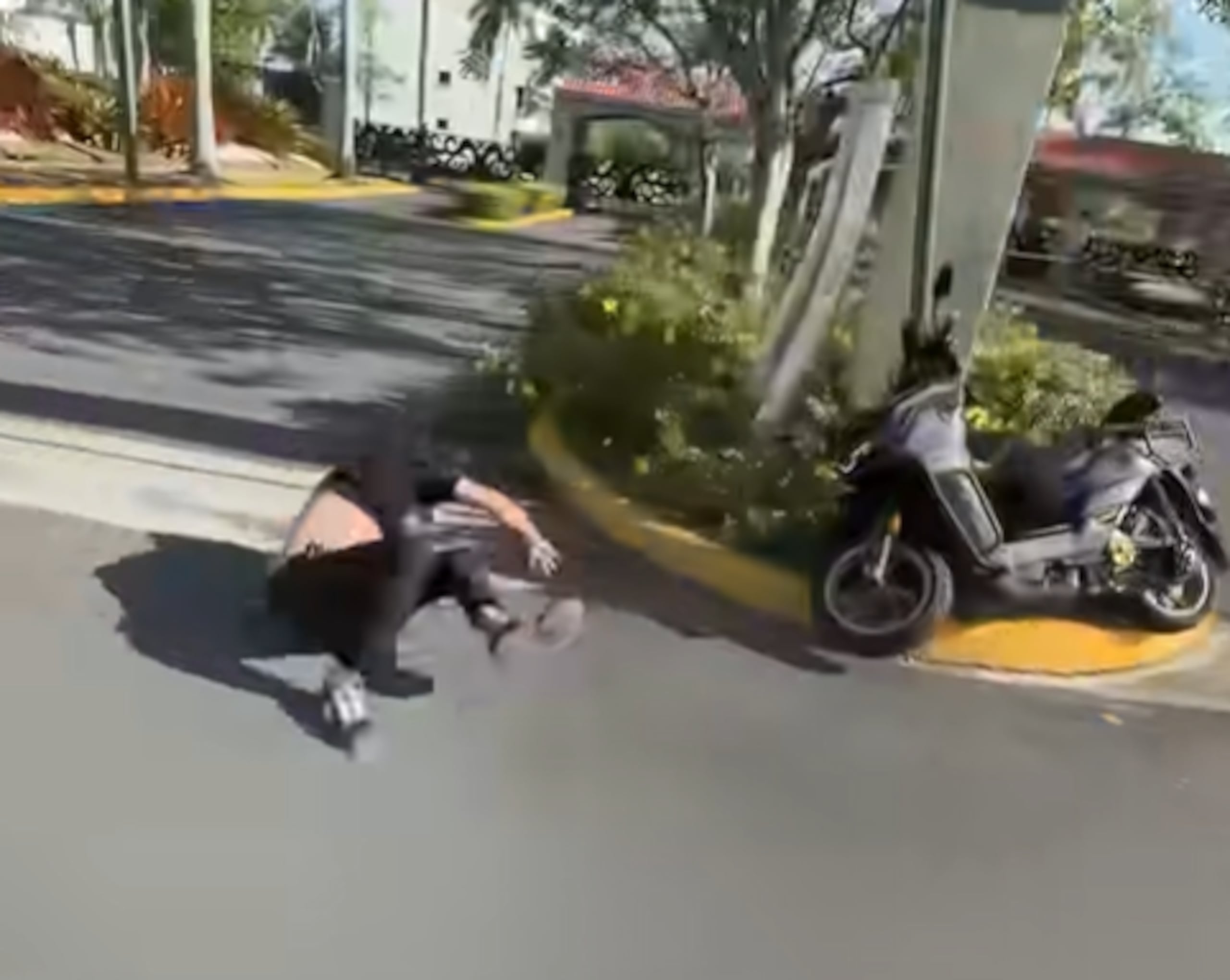 Momento en que el moticiclista presuntamente acosaba a unos ciclistas se estrella con un poste en Vega Baja. (Archivo/ Captura)