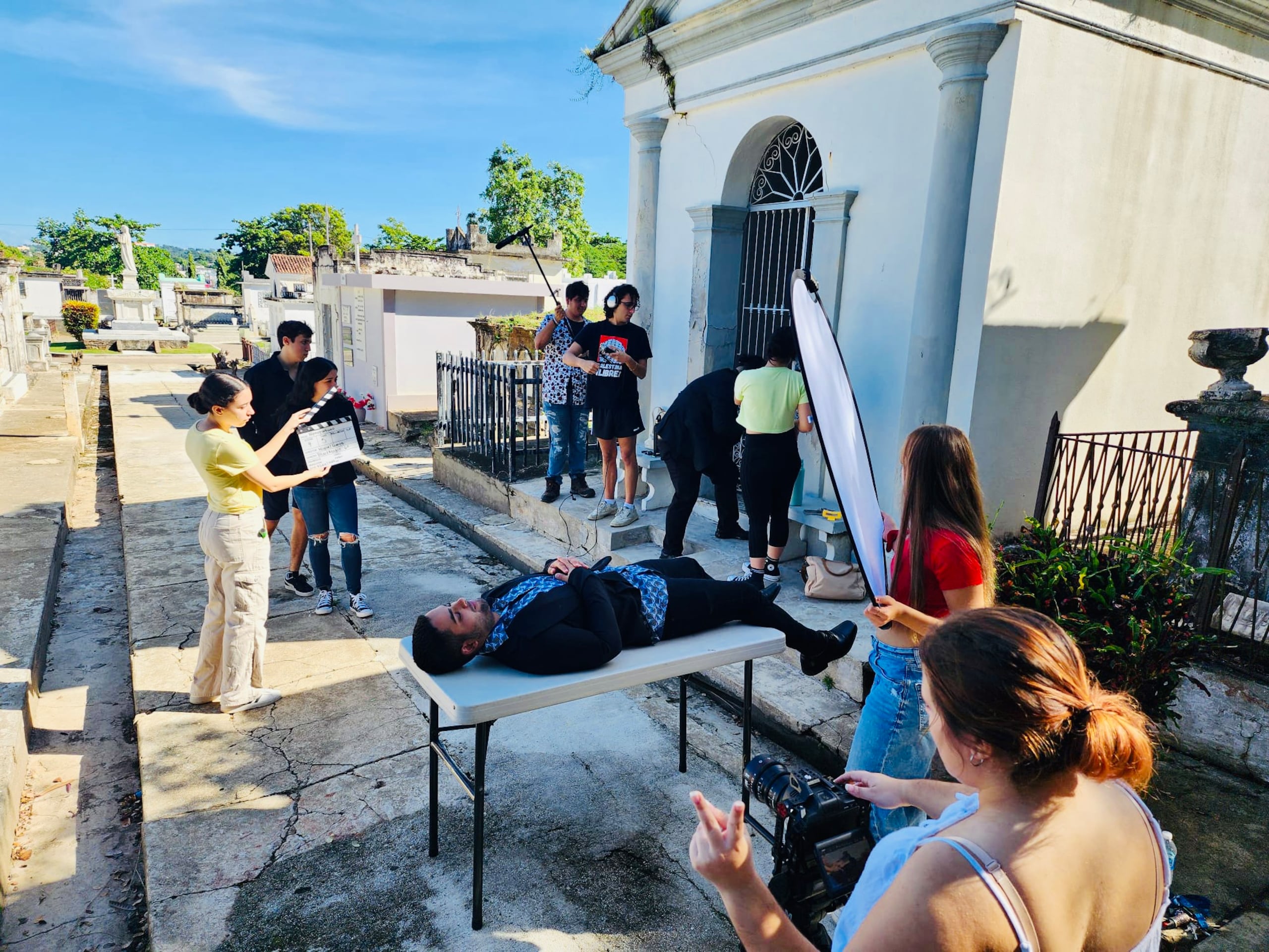Estudiantes del Recinto de Mayagüez durante una filmación en exteriores.