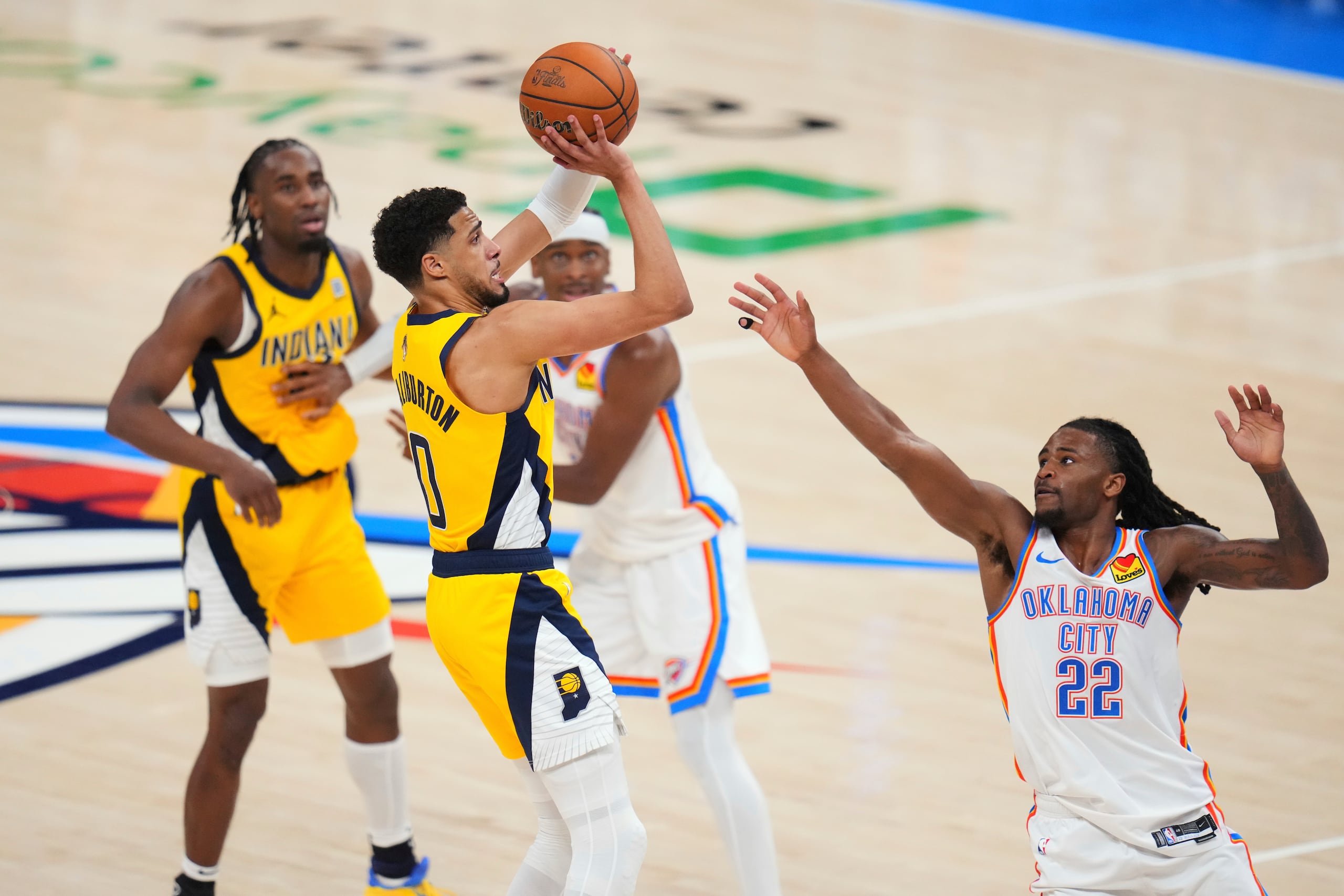 El base de los Pacers de Indiana, Tyrese Haliburton, lanza el canasto de la victoria frente al base del Thunder de Oklahoma City, Cason Wallace, en el primer juego de las Finales de la NBA.